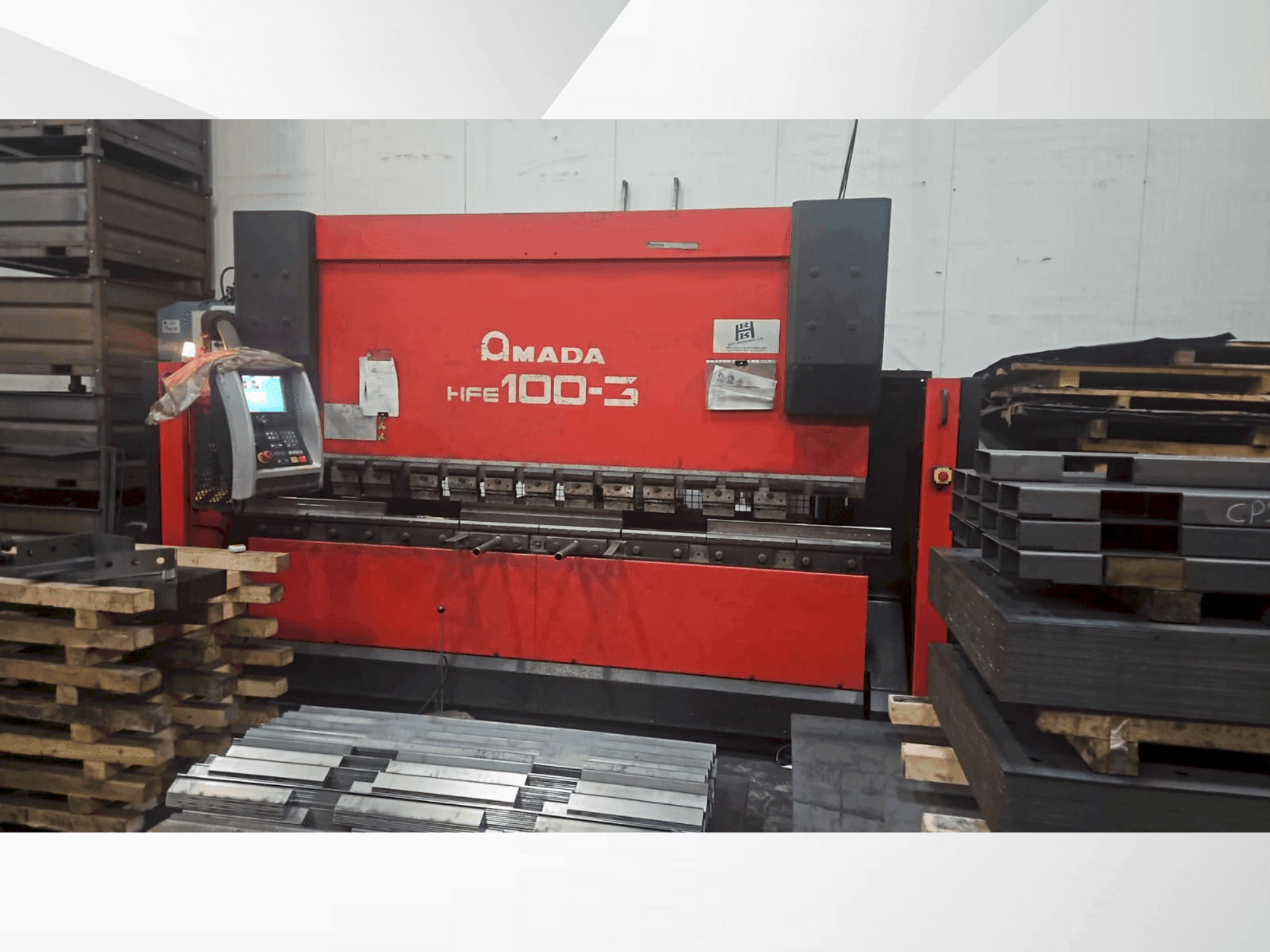 Vue de face de la machine AMADA HFE 100-3