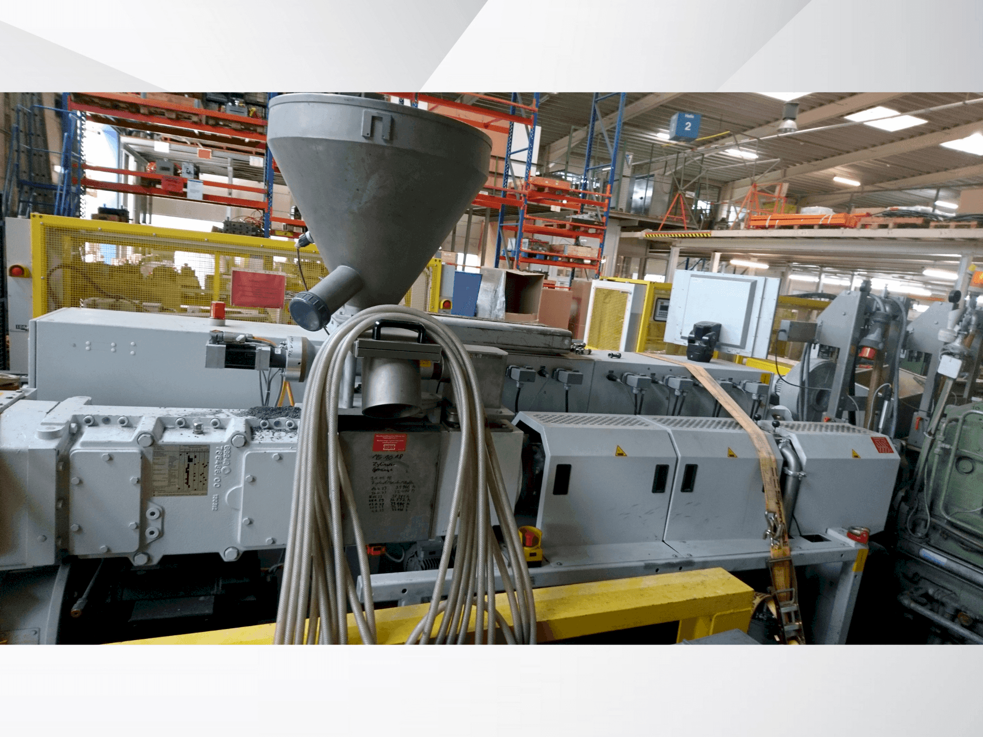 Vue de face de la machine Krauss Maffei KMD 75 XS/P