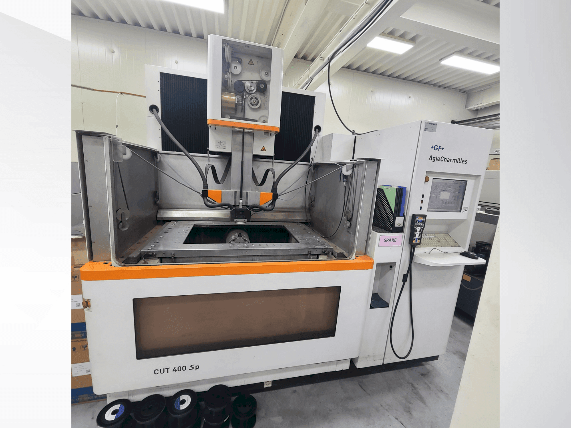 Vue de face de la machine AGIE CUT 400 Sp