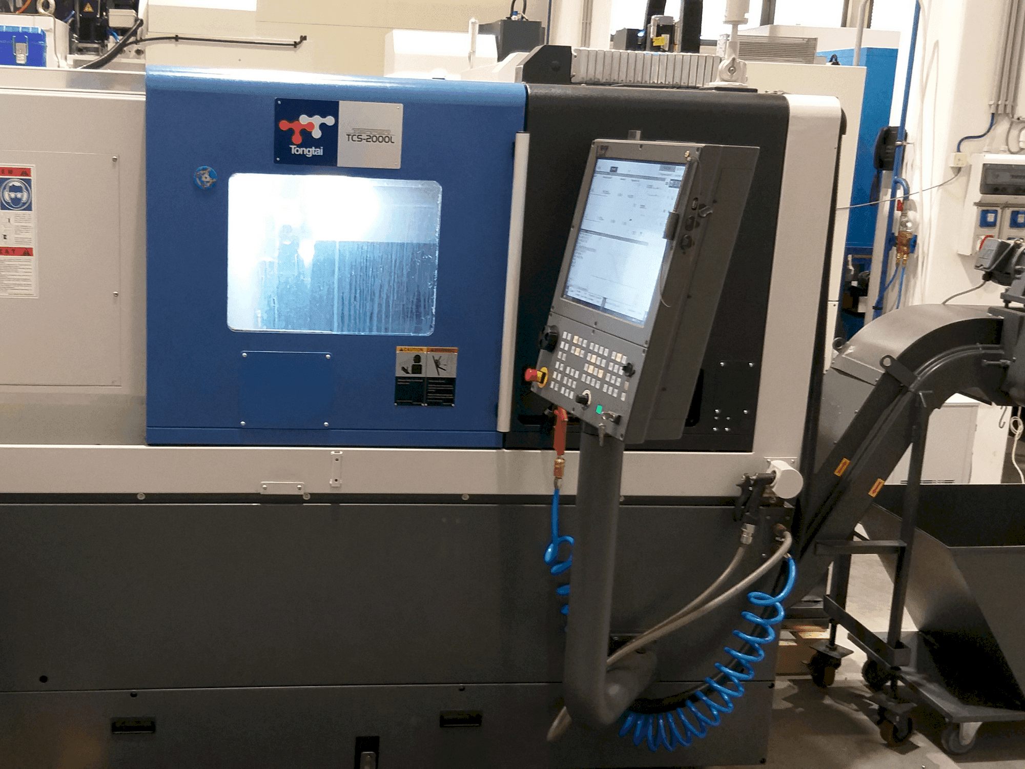 Vue de face de la machine Tongtai TCS2000L