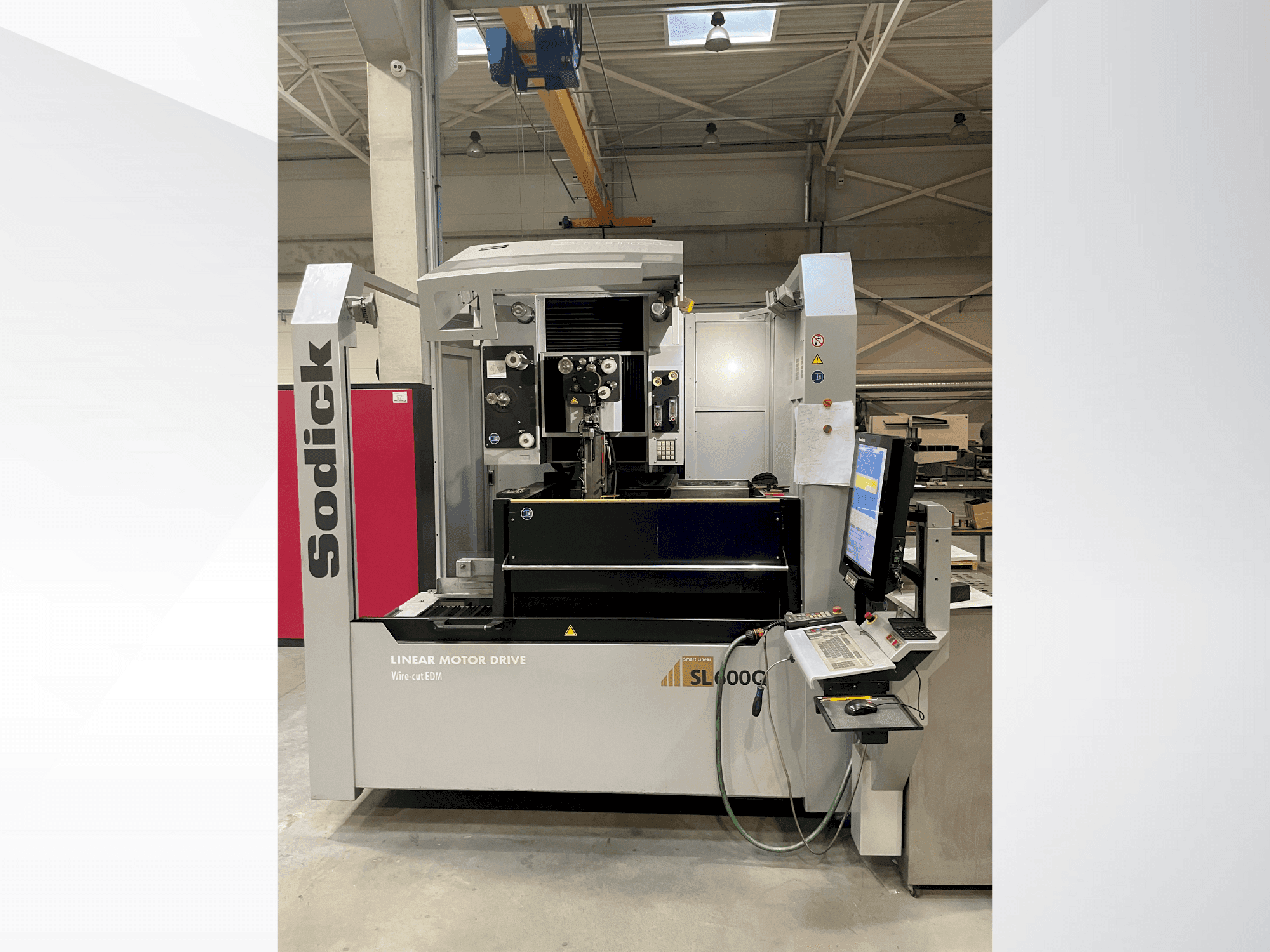 Vue de face de la machine Sodick SL600Q