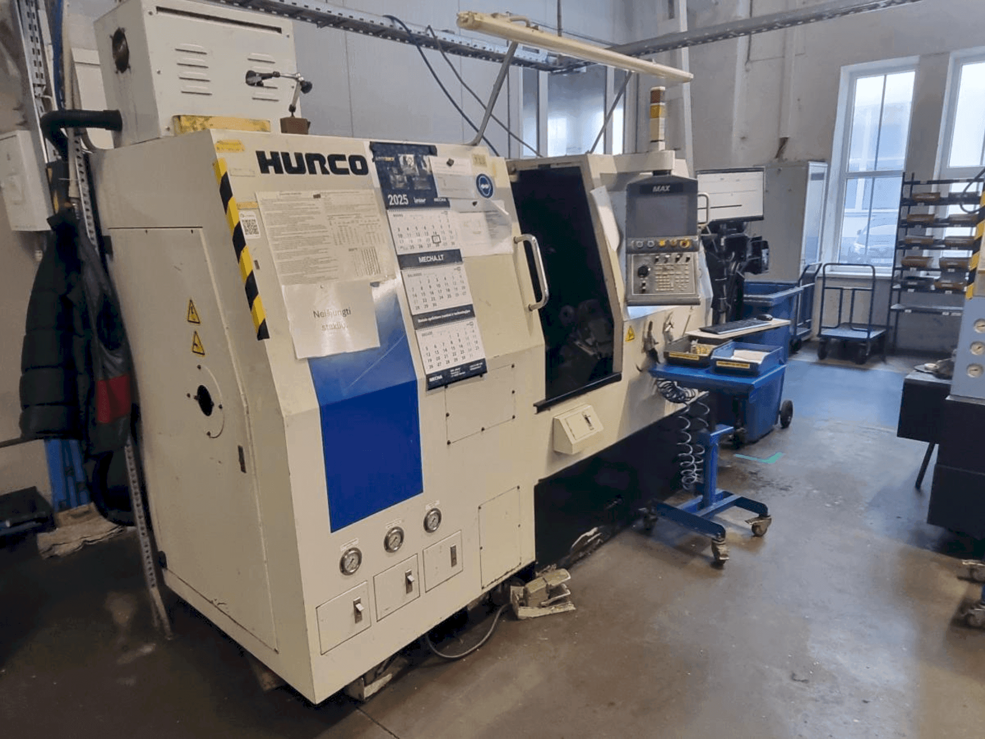 Vue de face de la machine Hurco TMM8