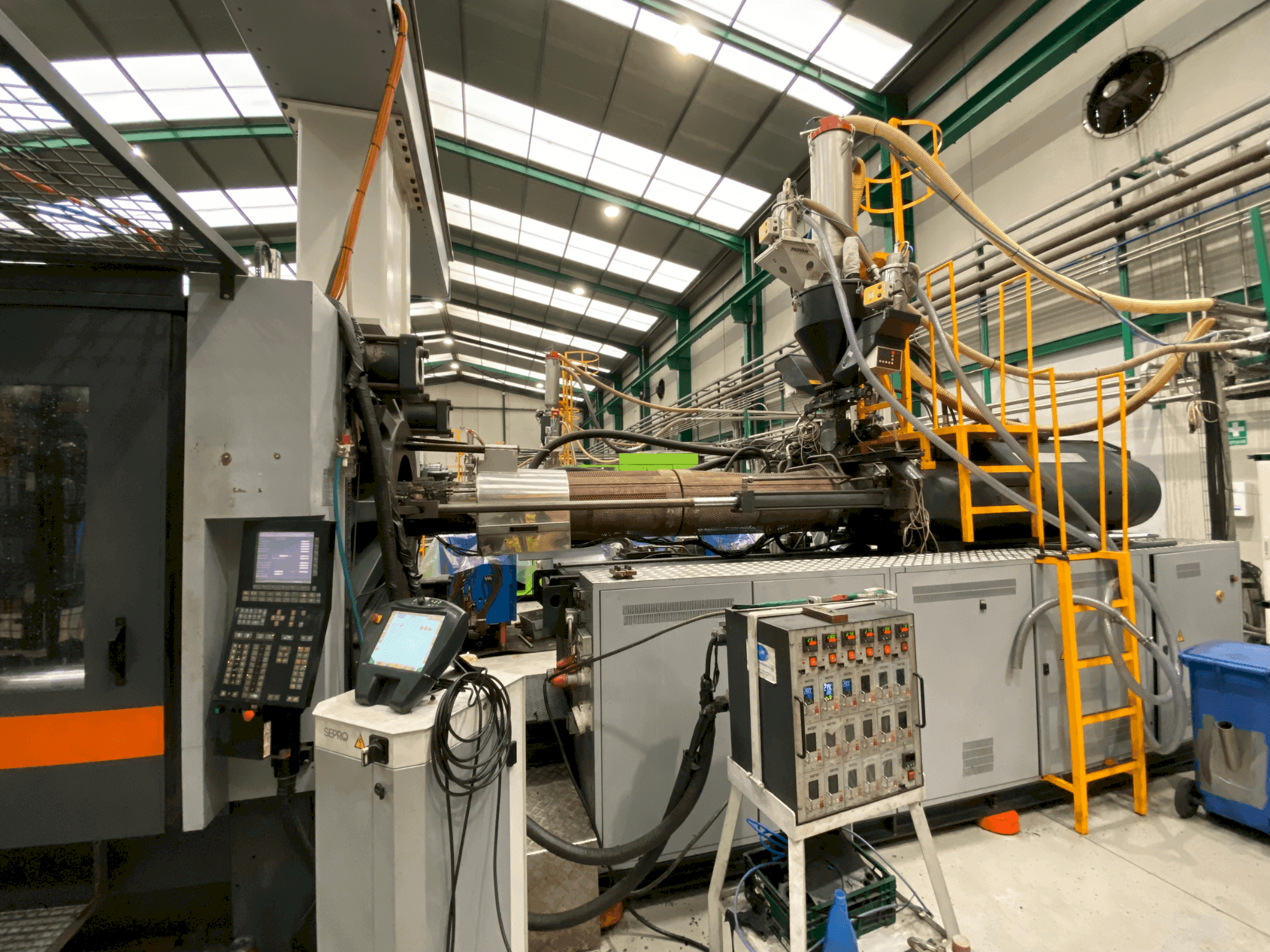 Vue de face de la machine SANDRETTO MEGA TES 8200