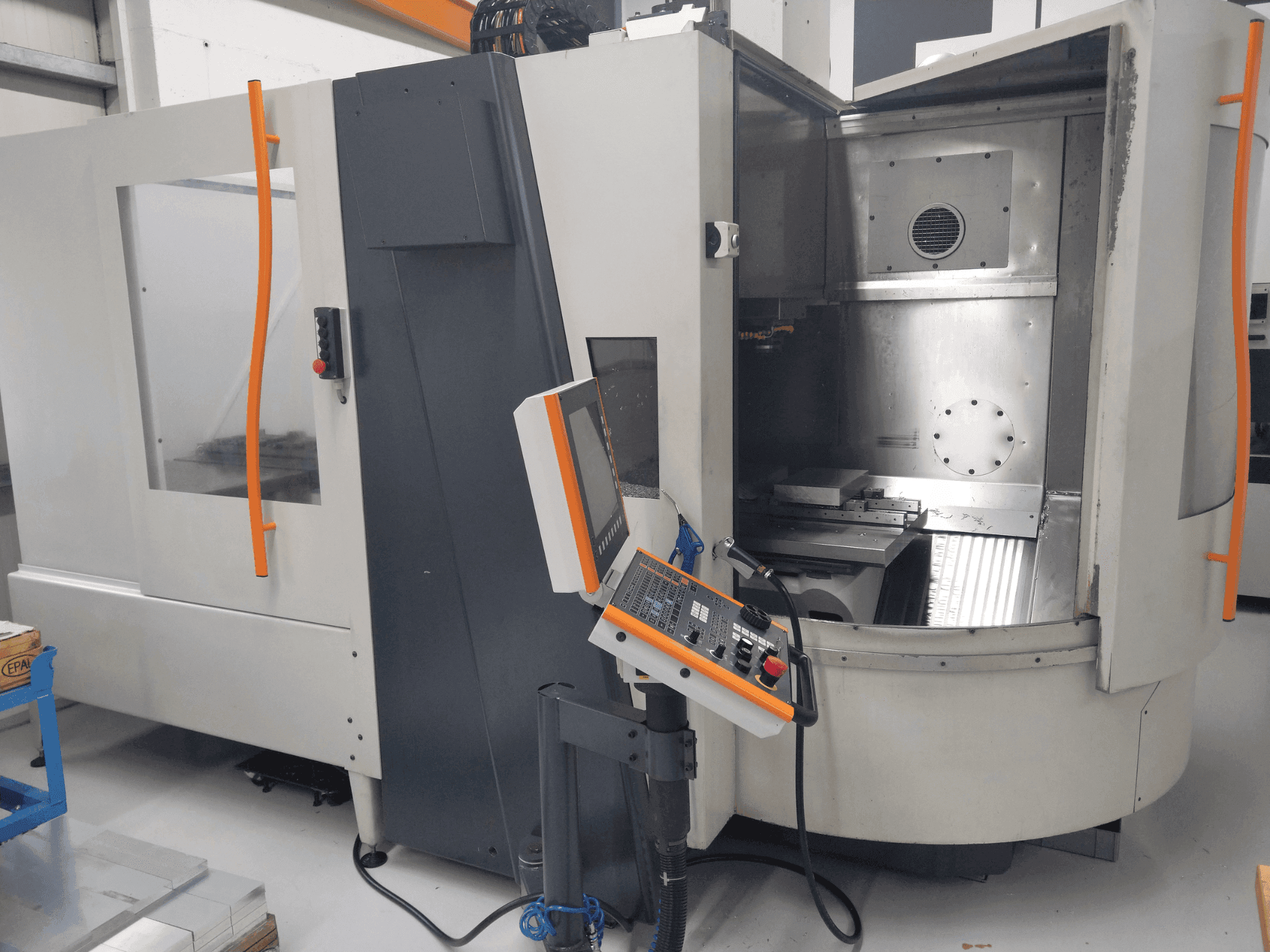 Vue de face de la machine MIKRON HSM 800