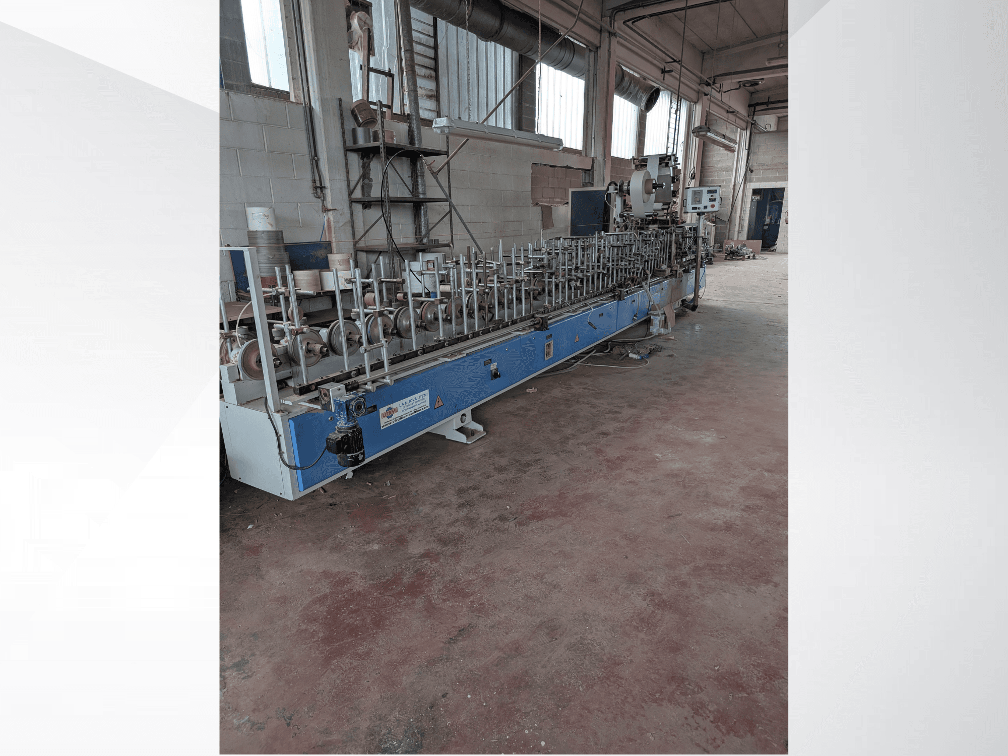 Vue de face d'une machine PUR-33-L pour le bois, dotée de plusieurs broches et d'un design bleu épuré dans un environnement industriel.