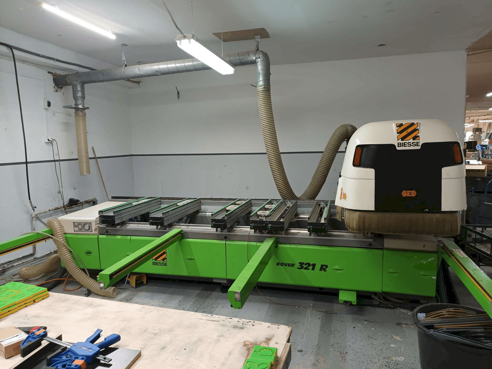 Vue de face de la machine BIESSE Rover 321R