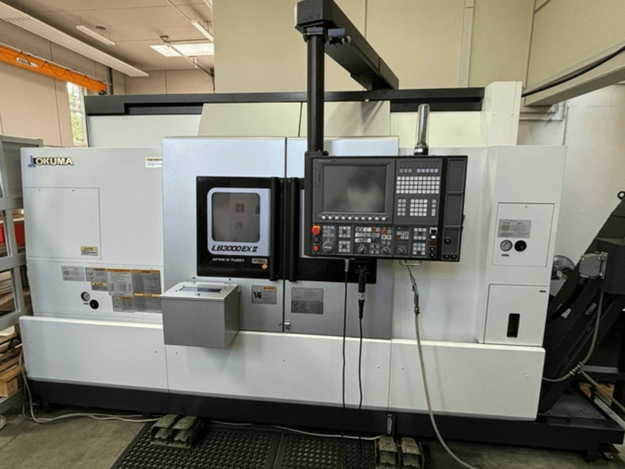 Tour horizontal Okuma LB 3000 EXII, vue de face montrant le panneau de commande et les caractéristiques opérationnelles.