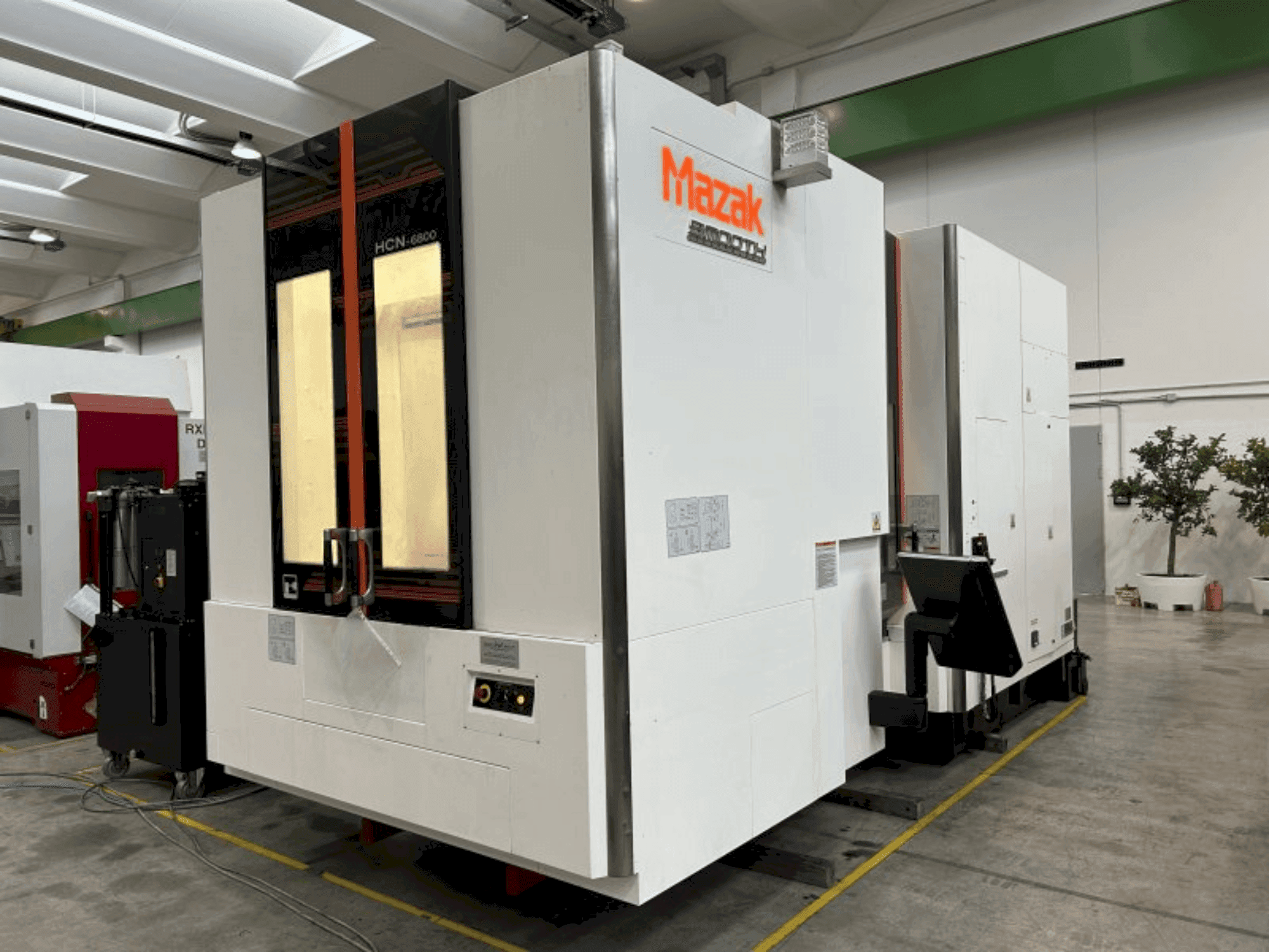 Vue de face de la machine Mazak HCN-6800