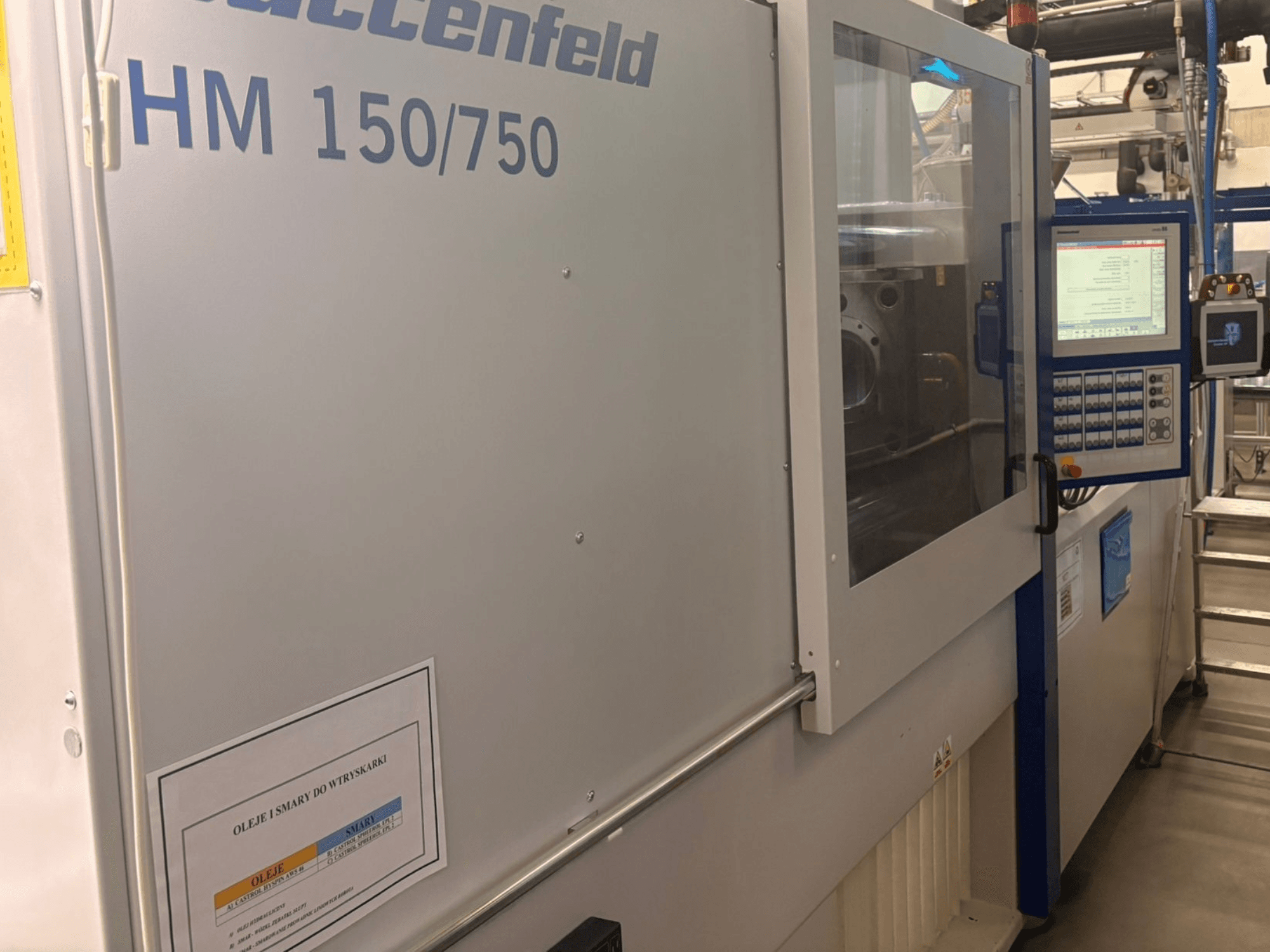 Machine de moulage par injection Hoffer Maschinenbau HM 150/750, vue de face, montrant le panneau de commande et l'affichage opérationnel.