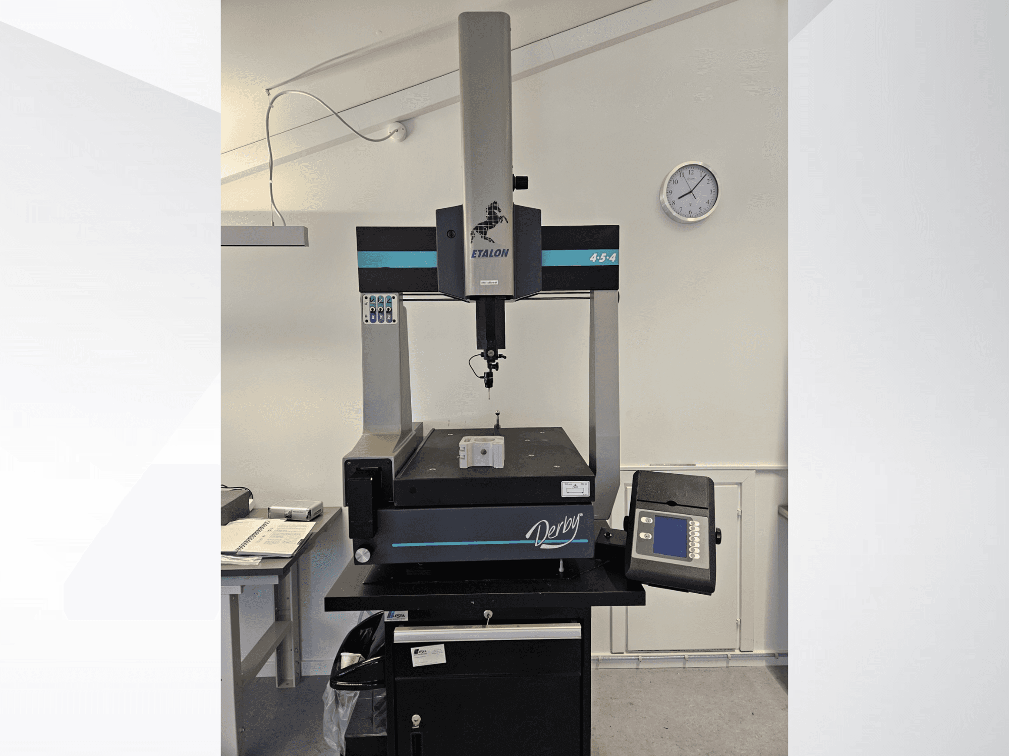 Machine de mesure par coordonnées ETALON Derby 454 vue de face, mettant en évidence la sonde de mesure, l'affichage numérique et les boutons de commande.