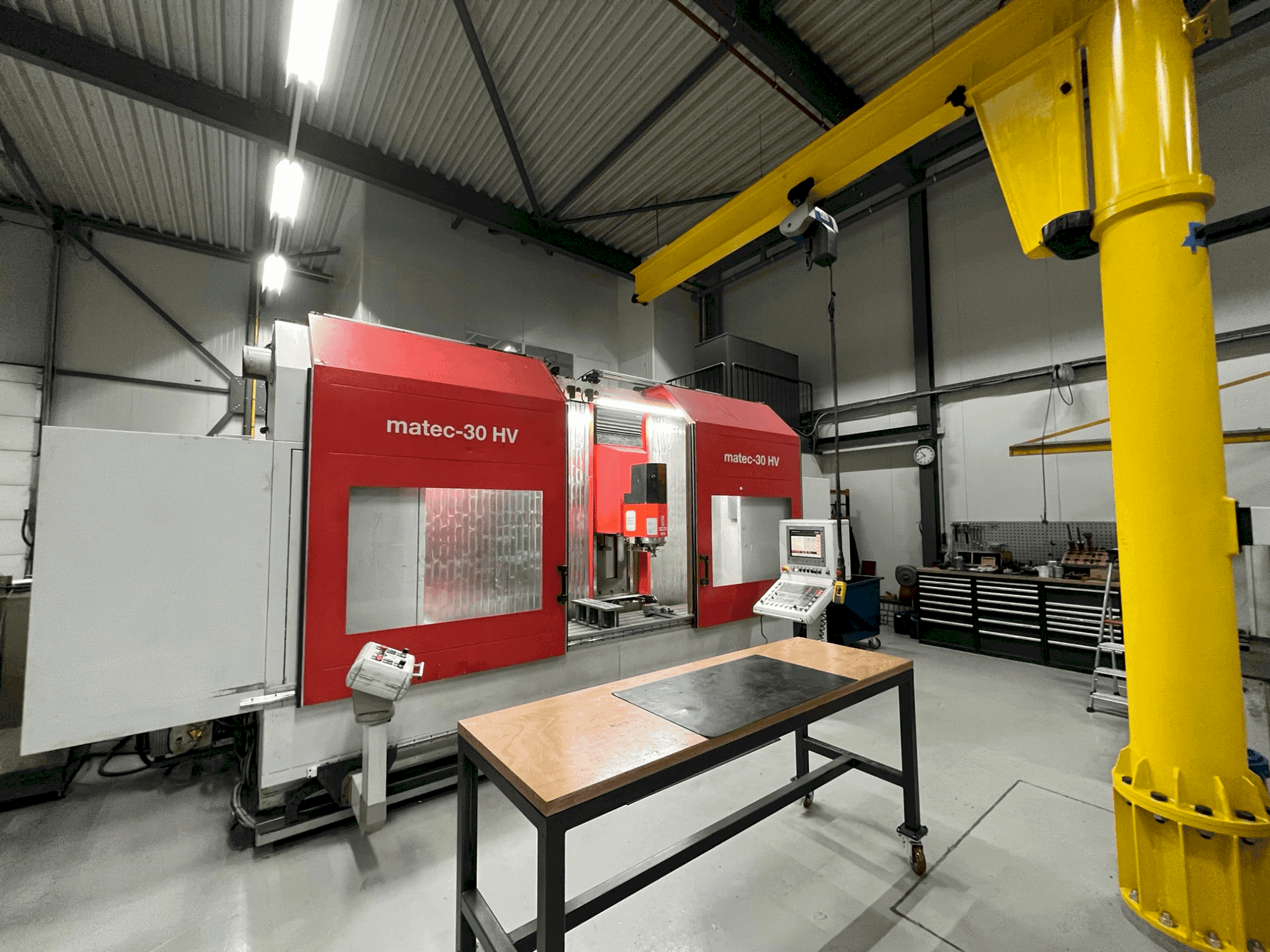 Vue de face de la machine Matec 30-HV