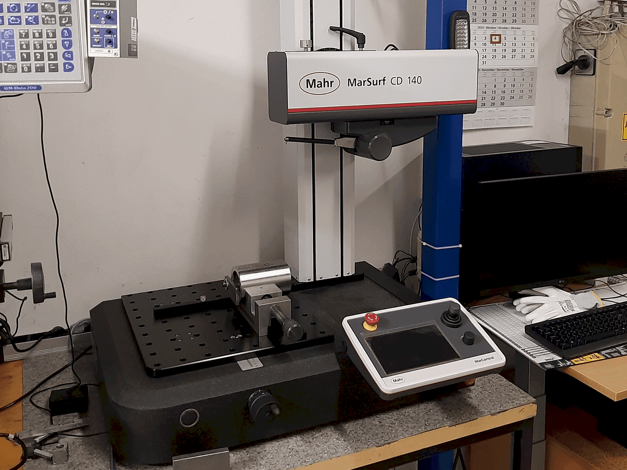 Vue de face de la machine MAHR MarSurf CD 140