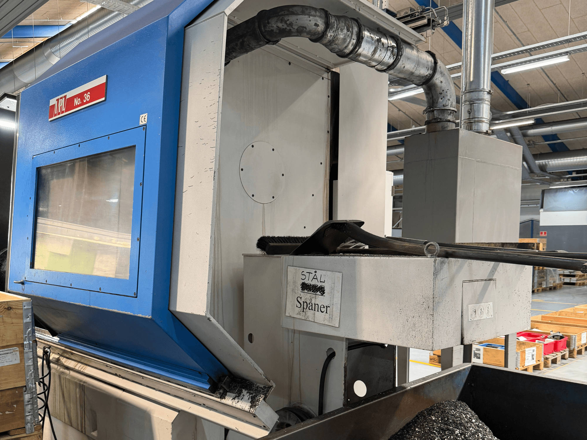 Tour horizontal BOEHRINGER VDF 400 CM, vue latérale montrant le panneau de commande et la zone de collecte des matériaux.