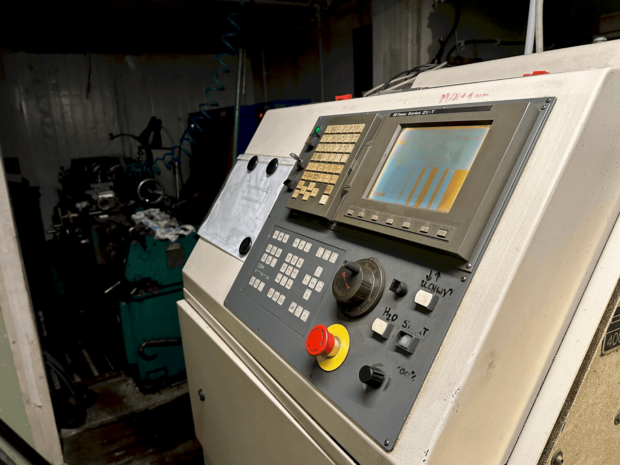 Vue de face de la machine Colchester TORNADO A90
