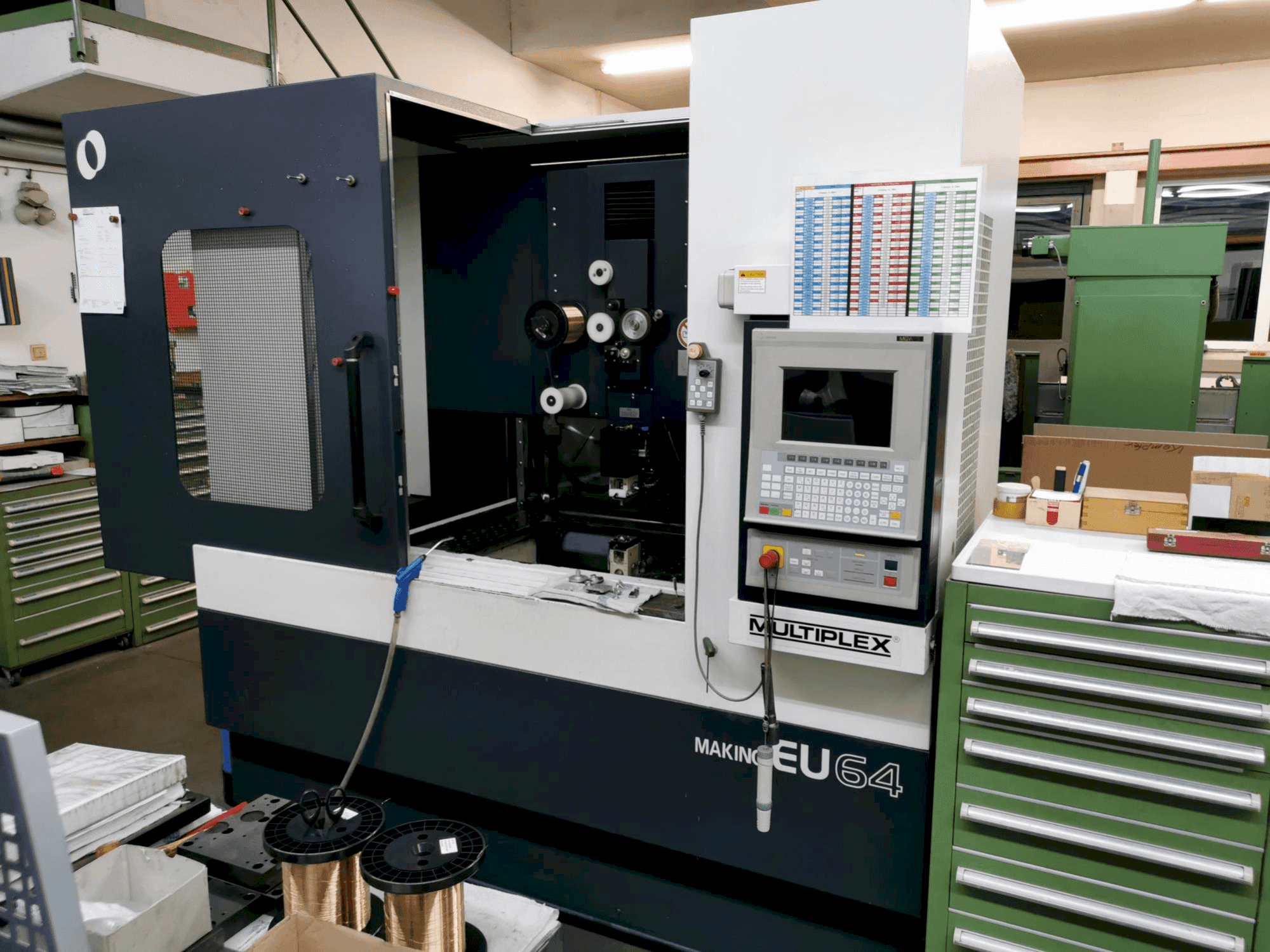 Vue de face de la machine Makino EU64