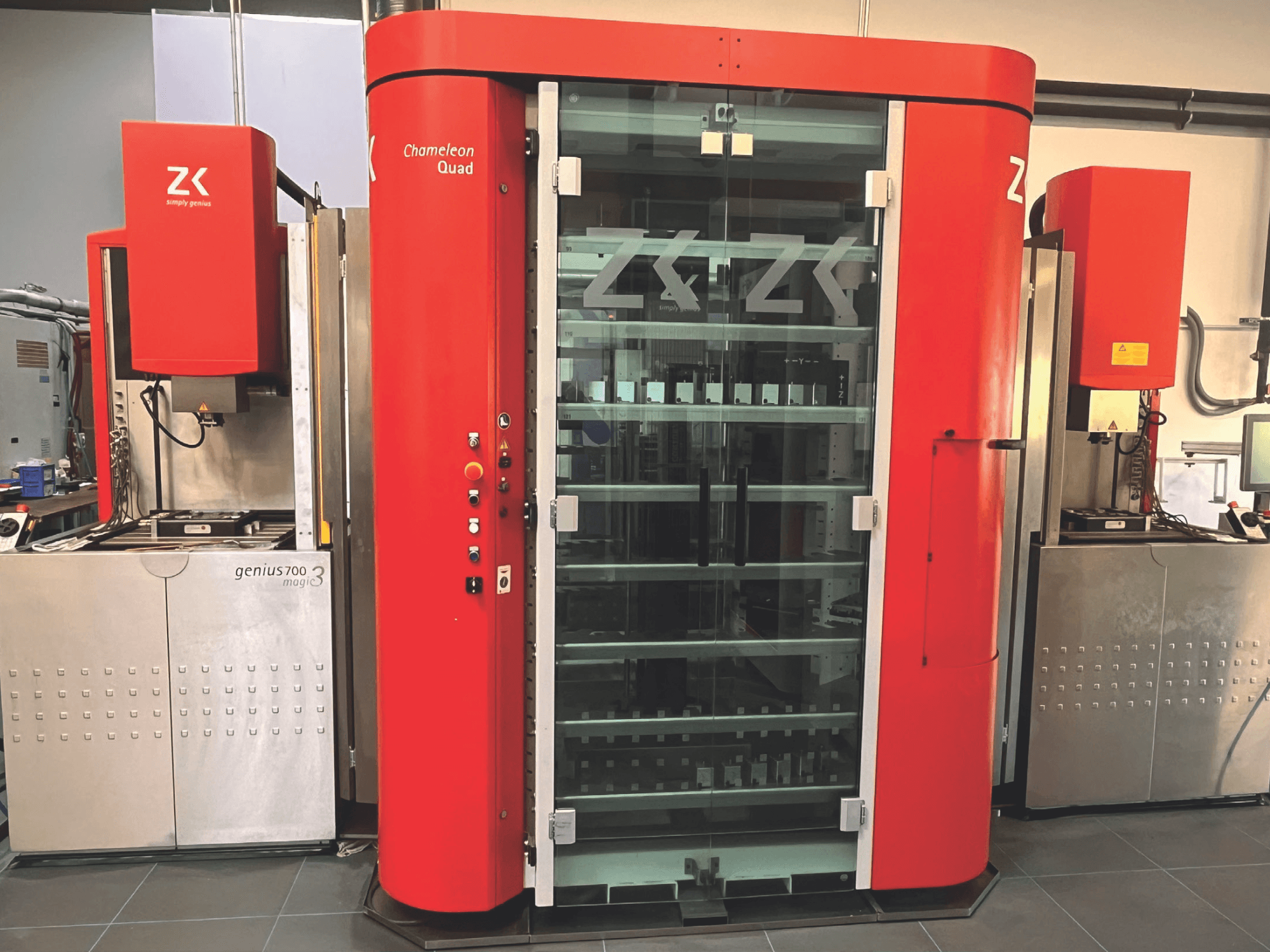 ZK Chameleon Quad, vue de face, avec l'extérieur rouge, les étagères en verre et l'unité adjacente Genius 700 Magic 3 avec le panneau de commande.
