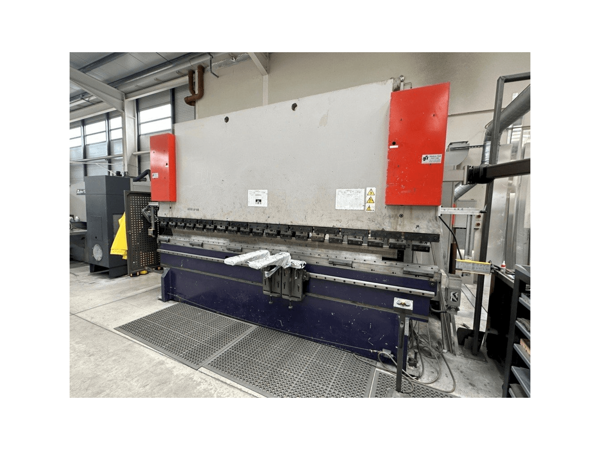Vue de face de la machine Bystronic AFM EP160