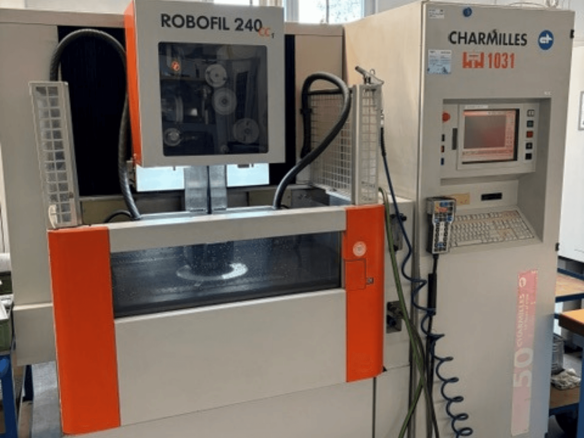 Machine d'électroérosion à fil Charmilles Robofil 240 CC, vue de face montrant le panneau de commande et la zone du réservoir d'eau.