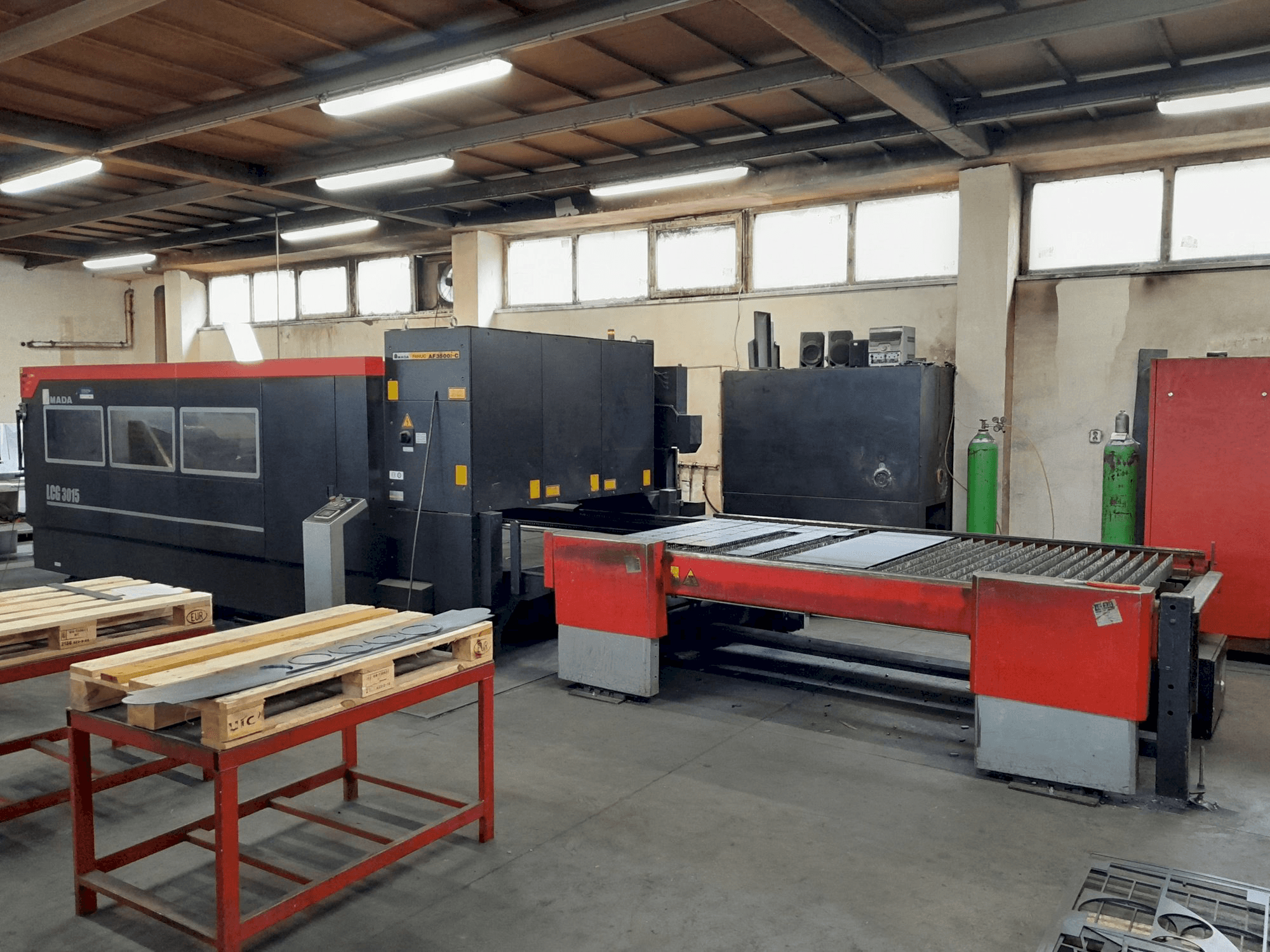 Vue de face de la machine AMADA LCG 3015