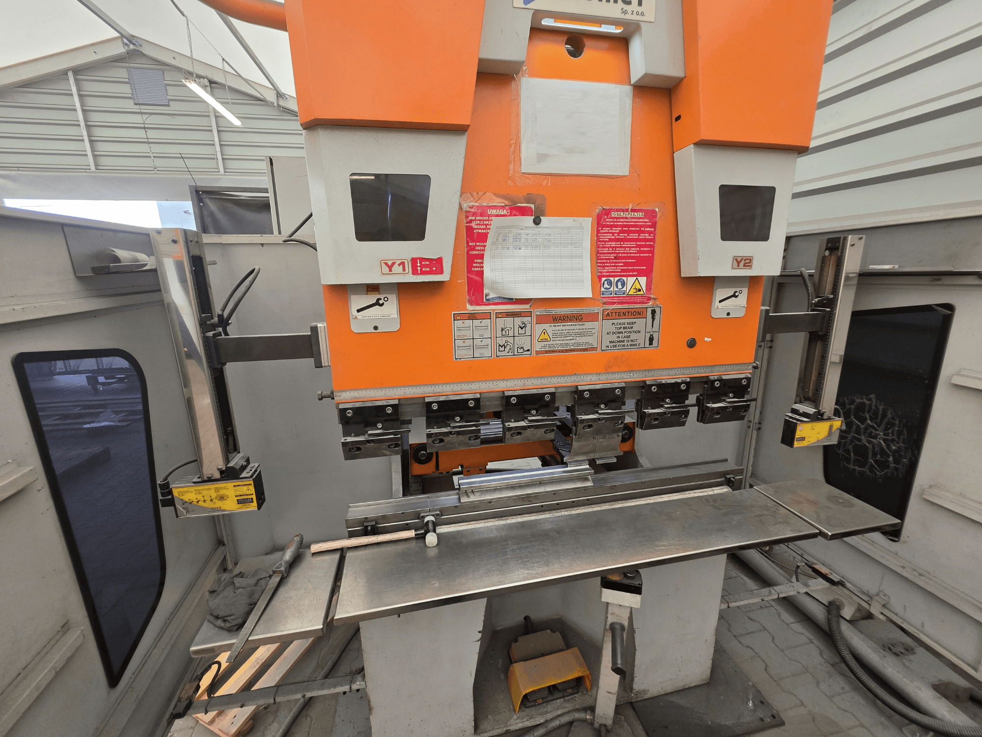 Plieuse ERMAKSAN Speed-Bend Pro 1270x60, vue de face, mettant en évidence les commandes hydrauliques, la table de travail et les dispositifs de sécurité.