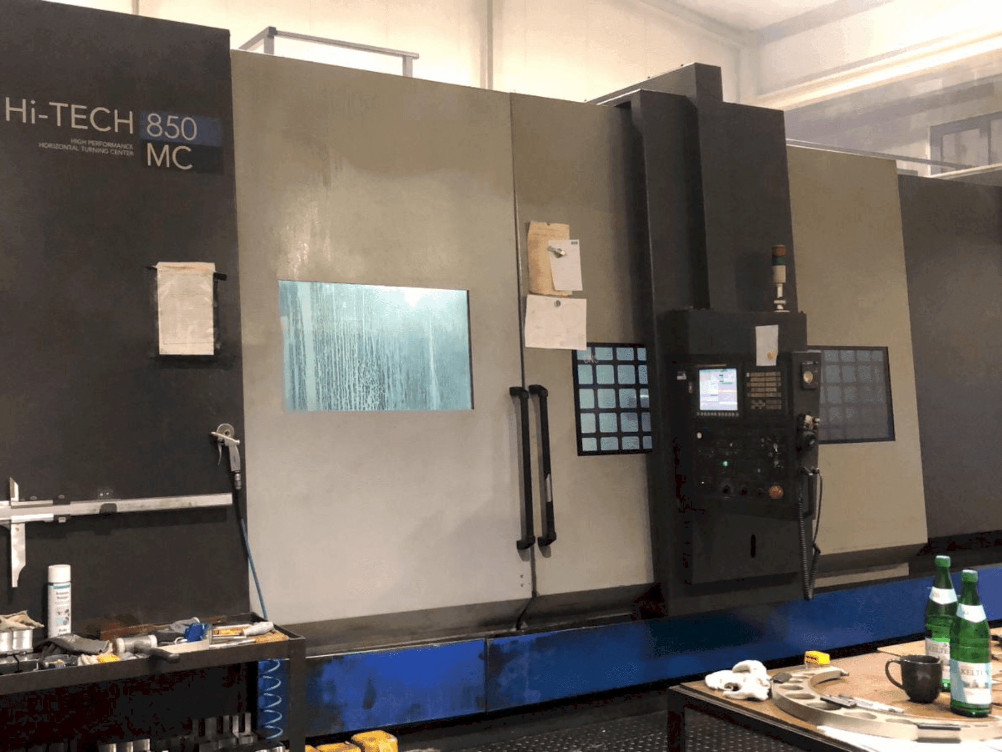 Vue de face de la machine HWACHEON Hi-Tech 350