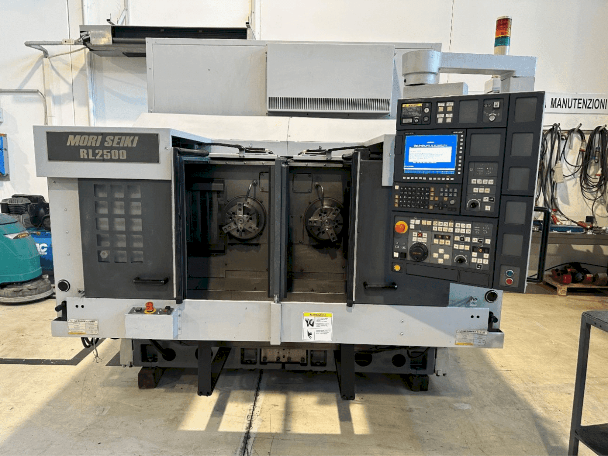 Vue de face de la machine MORI SEIKI