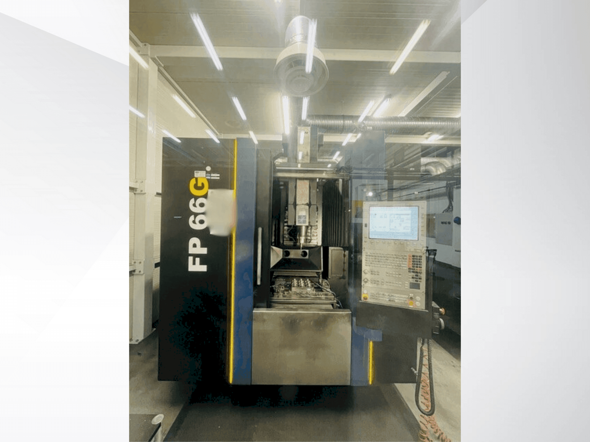 Vue de face de la machine YCM FP 66G