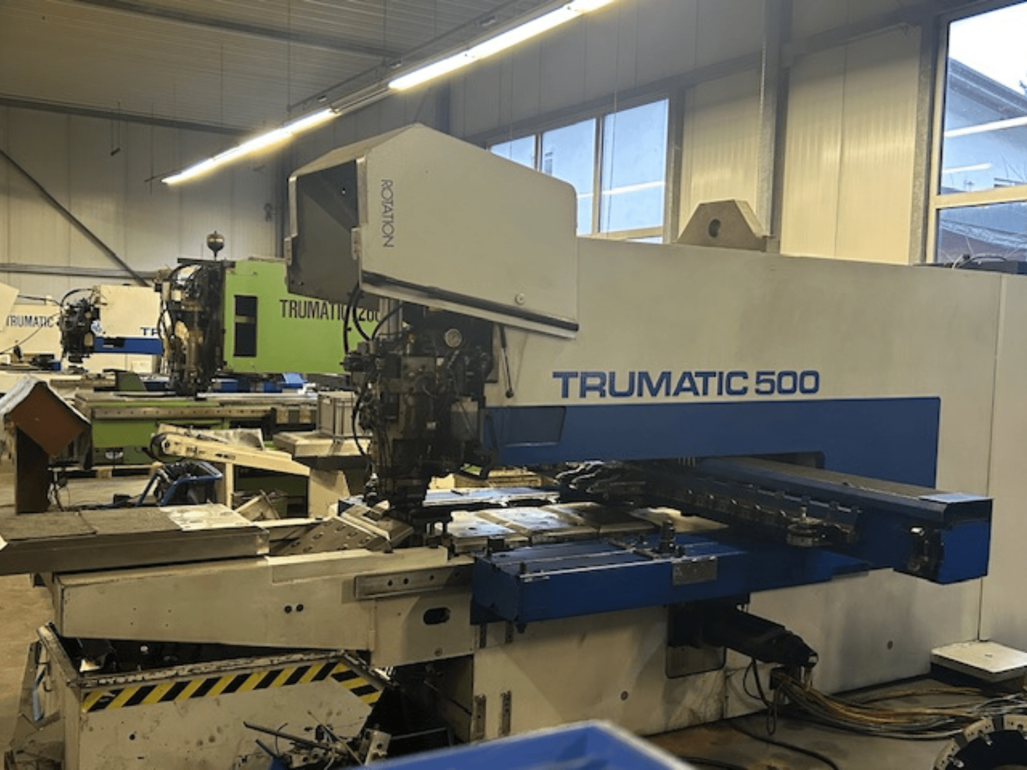 Poinçonneuse TRUMPF TRUMATIC 500 CNC, vue de face, avec panneau de commande et pièces mécaniques. Atelier industriel.