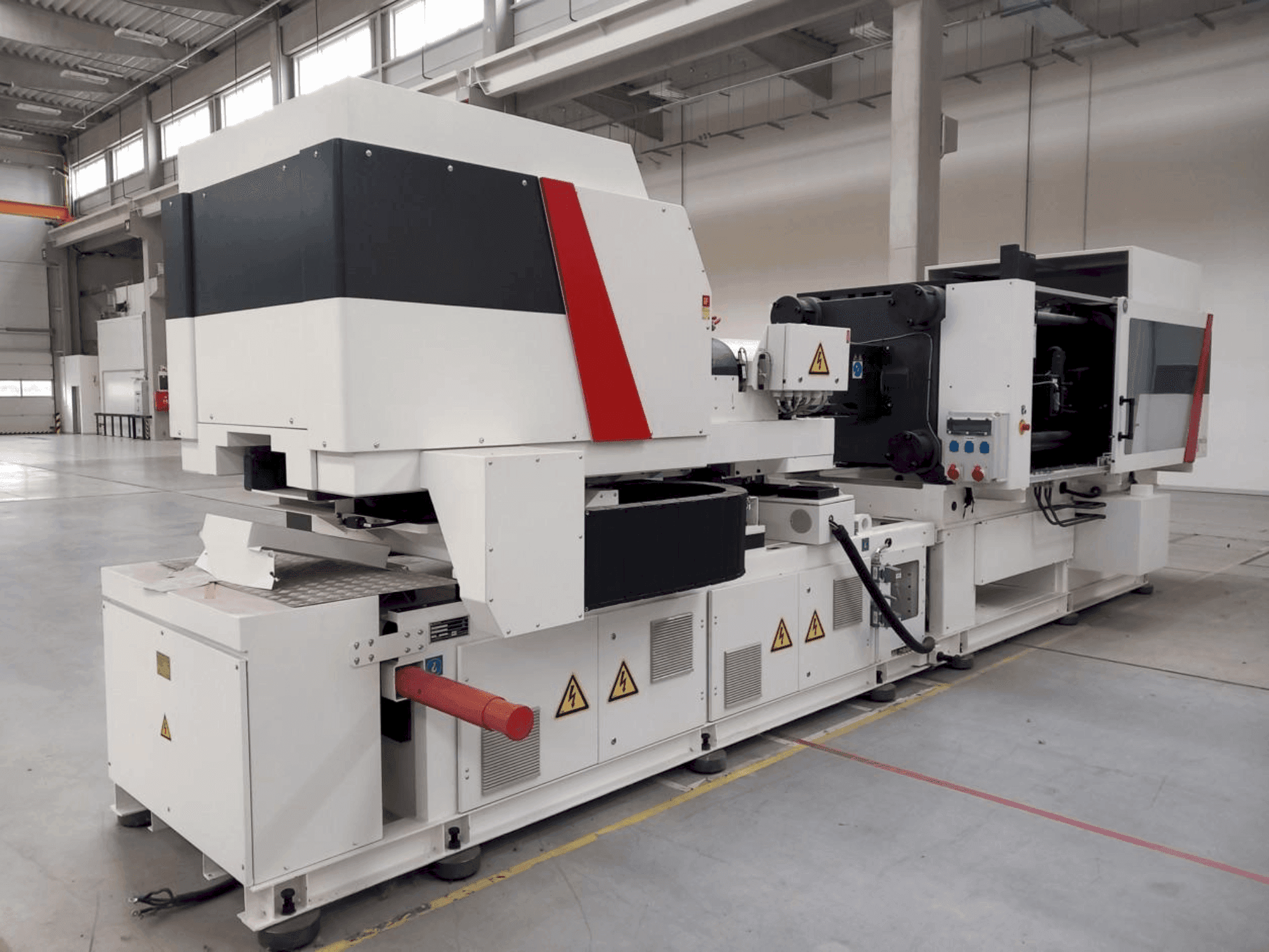 Vue de face de la machine Milacron Elektron Evo 350