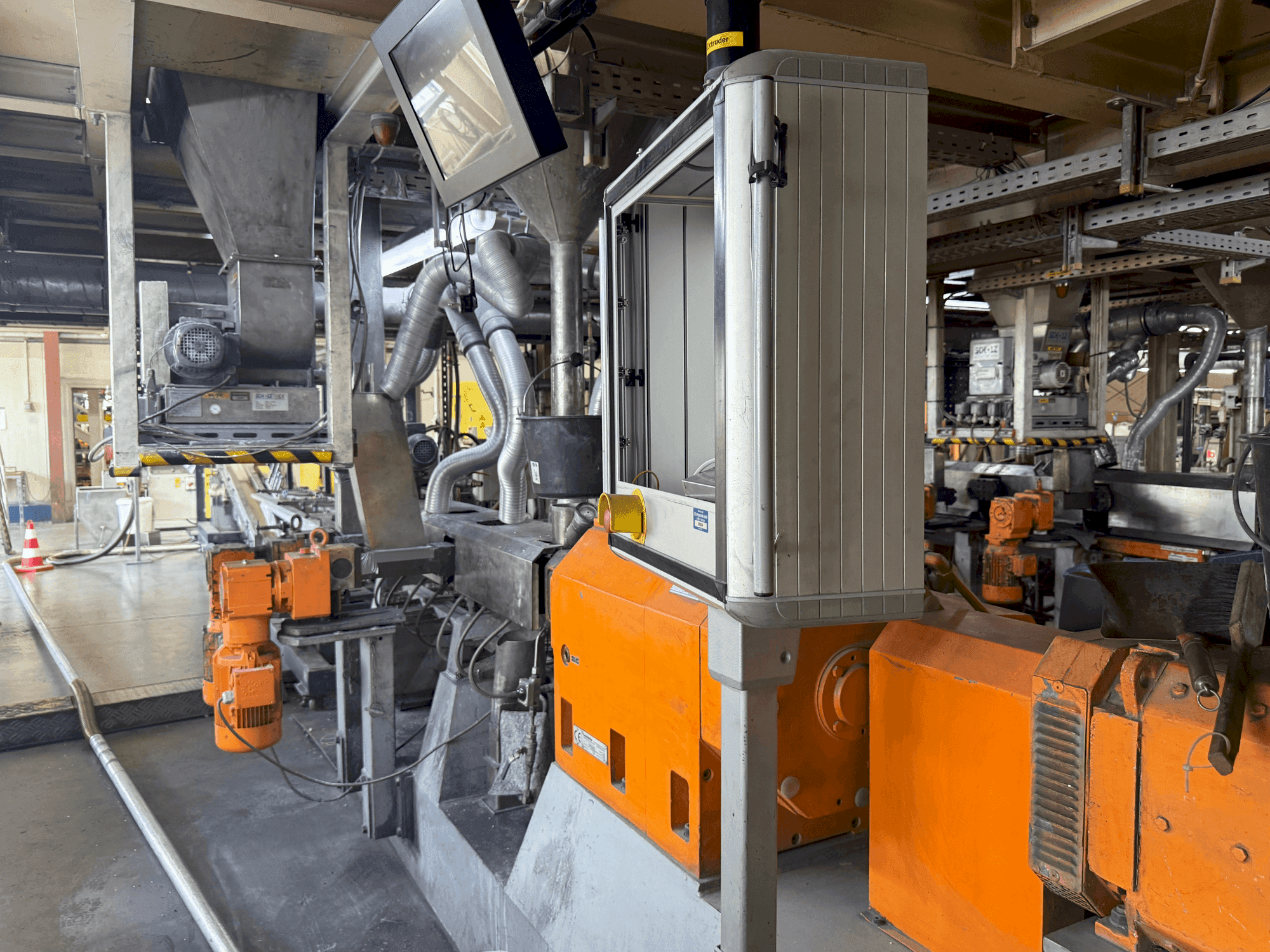 Vue latérale gauche de la machine Leistritz ZSE 50HP-40D