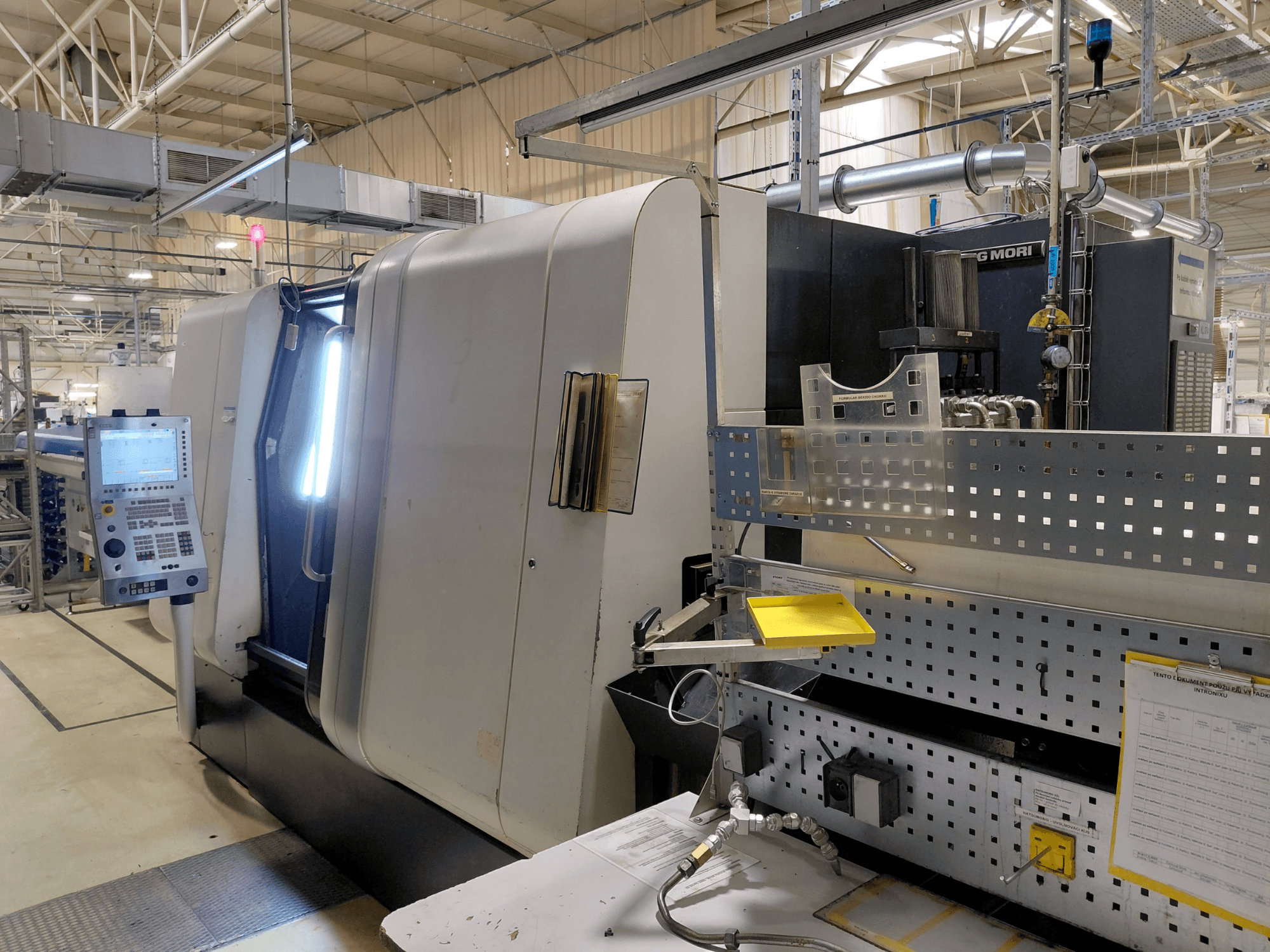 Tour multibroche DMG MORI Sprint 65 linear, vue de face, montrant le panneau de commande et les caractéristiques de la machine.