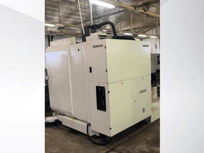 Machine CNC industrielle blanche vue de face, avec panneau de commande et ventilation, dans un atelier.