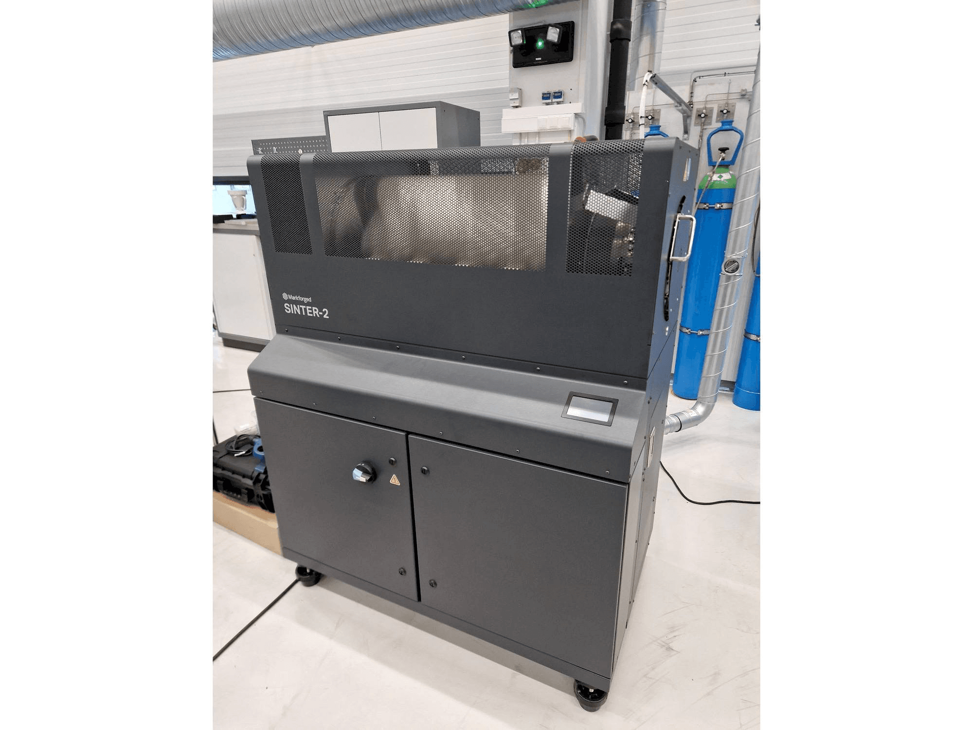 Vue de face de la machine MARKFORGED Metal X