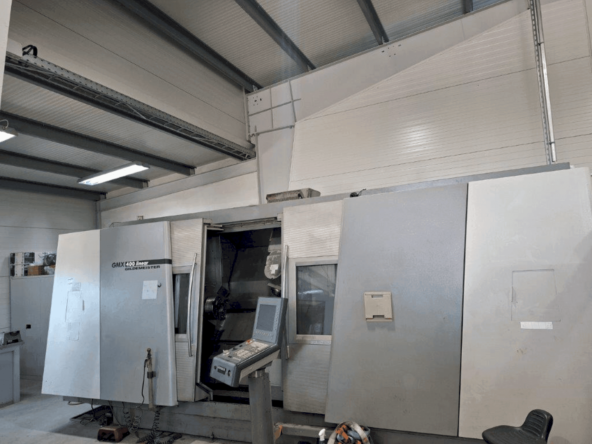 Vue de face de la machine DMG Gildemeister GMX 400 linear