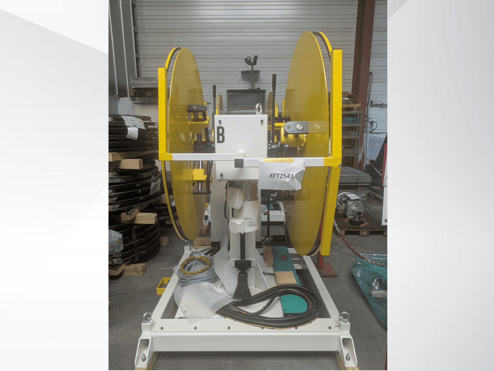 Lames de scie circulaire jaunes montées sur une base de machine blanche, vue de face ; modèle XFT2543, avec câblage et composants visibles.