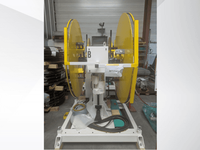 Lames de scie circulaire jaunes montées sur une base de machine blanche, vue de face ; modèle XFT2543, avec câblage et composants visibles.