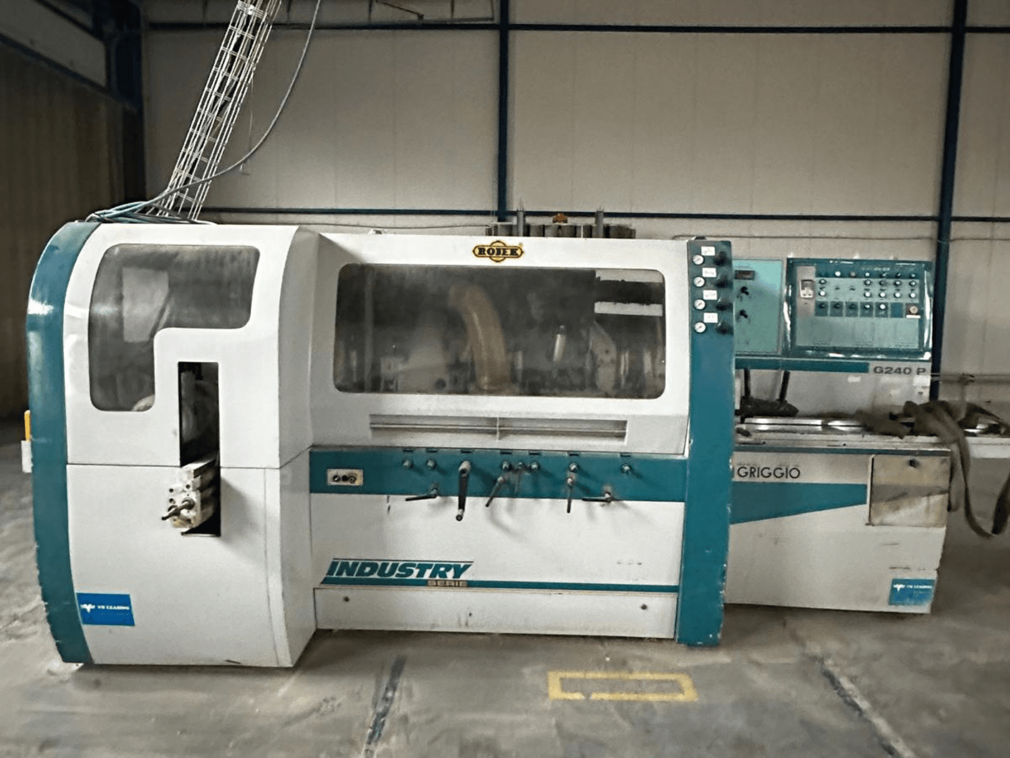 Machine Griggio Industry G240 P, vue de face, avec panneau de commande et boîtier transparent montrant les mécanismes internes.