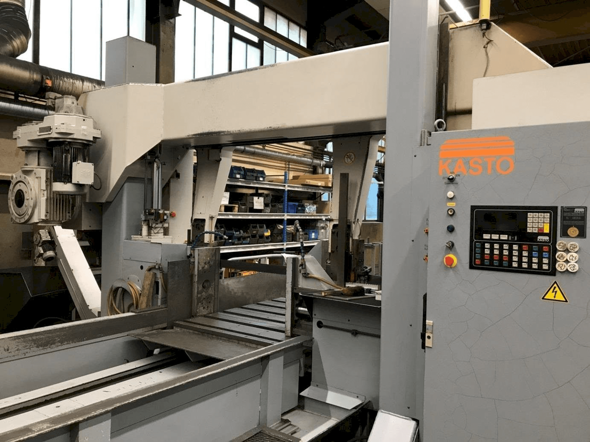 Vue de face de la machine KASTO HBA 1060/1260AU