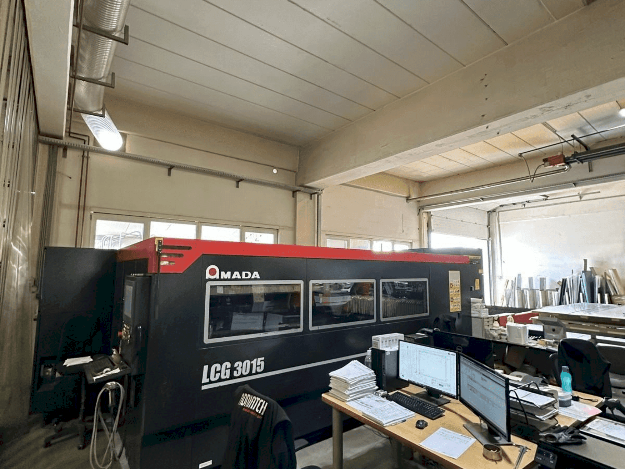 Vue de face de la machine AMADA LCG-3015