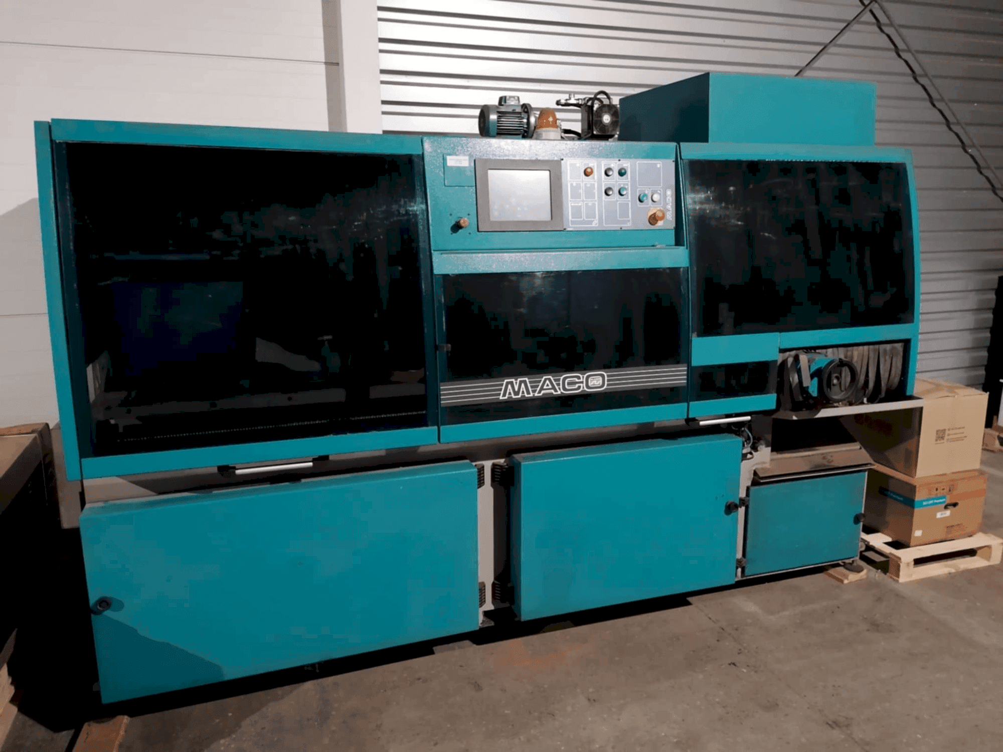 Vue de face de la machine MACO VK370 AR ALU