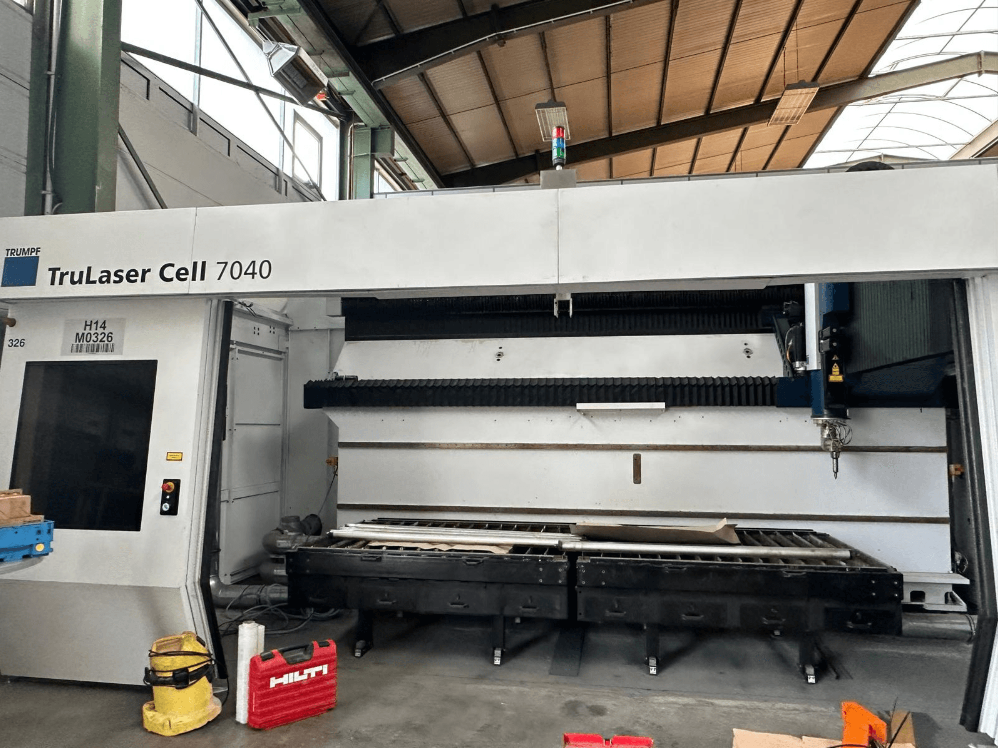 Machine de découpe laser CO₂ TRUMPF TruLaser Cell 7040 vue de face, mettant en évidence le panneau de commande et la zone de découpe.