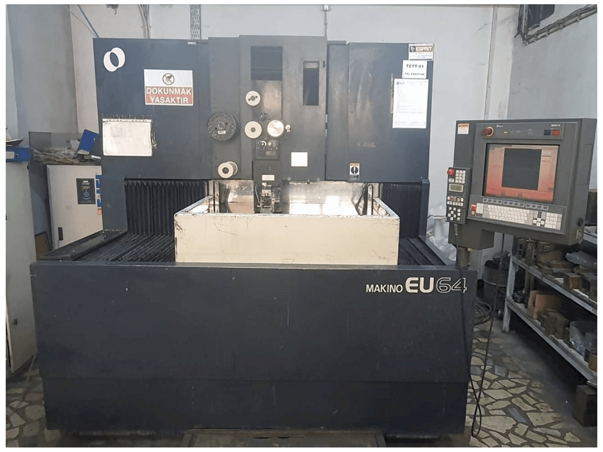 Vue de face de la machine Makino EU64
