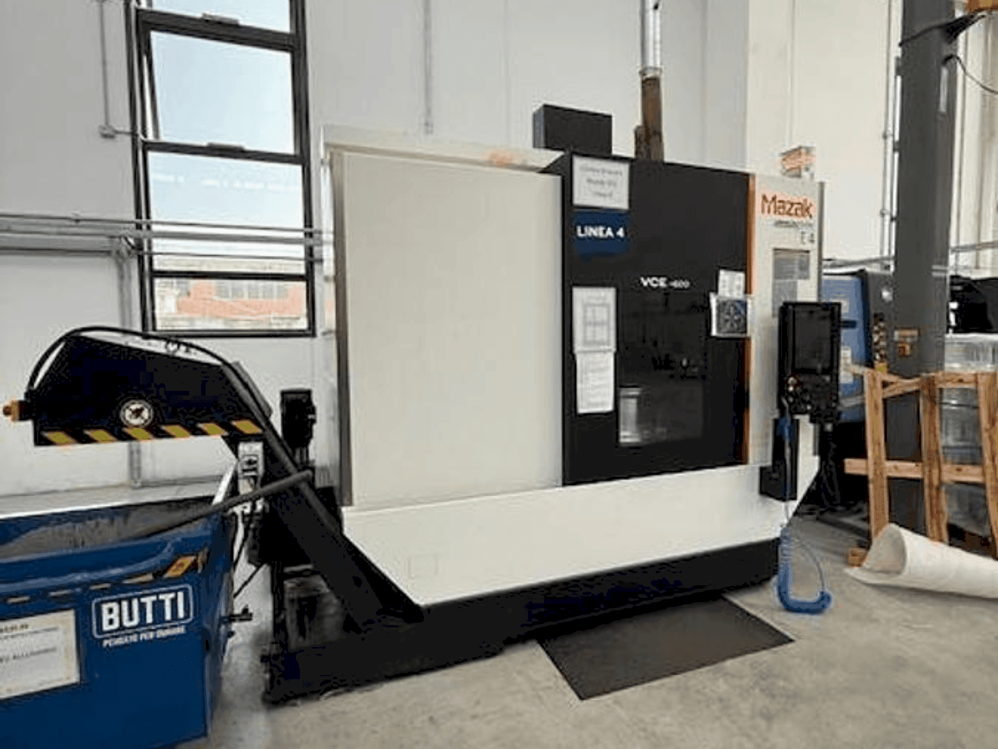 Vue de face de la machine Mazak VCE 600
