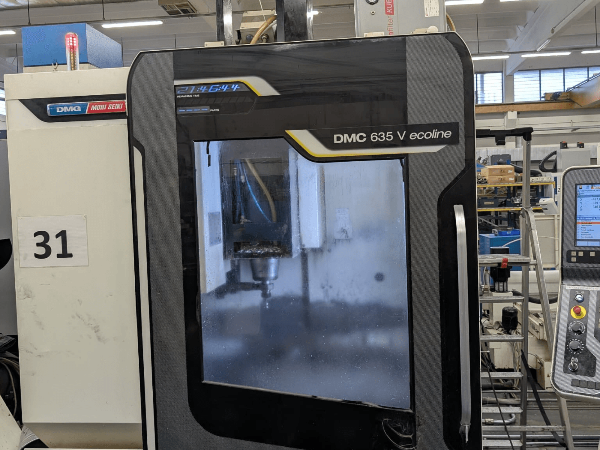 Centre d'usinage vertical DMG Mori Seiki DMC 635V ecoline, vue de face montrant le panneau de commande et la zone d'usinage visible.