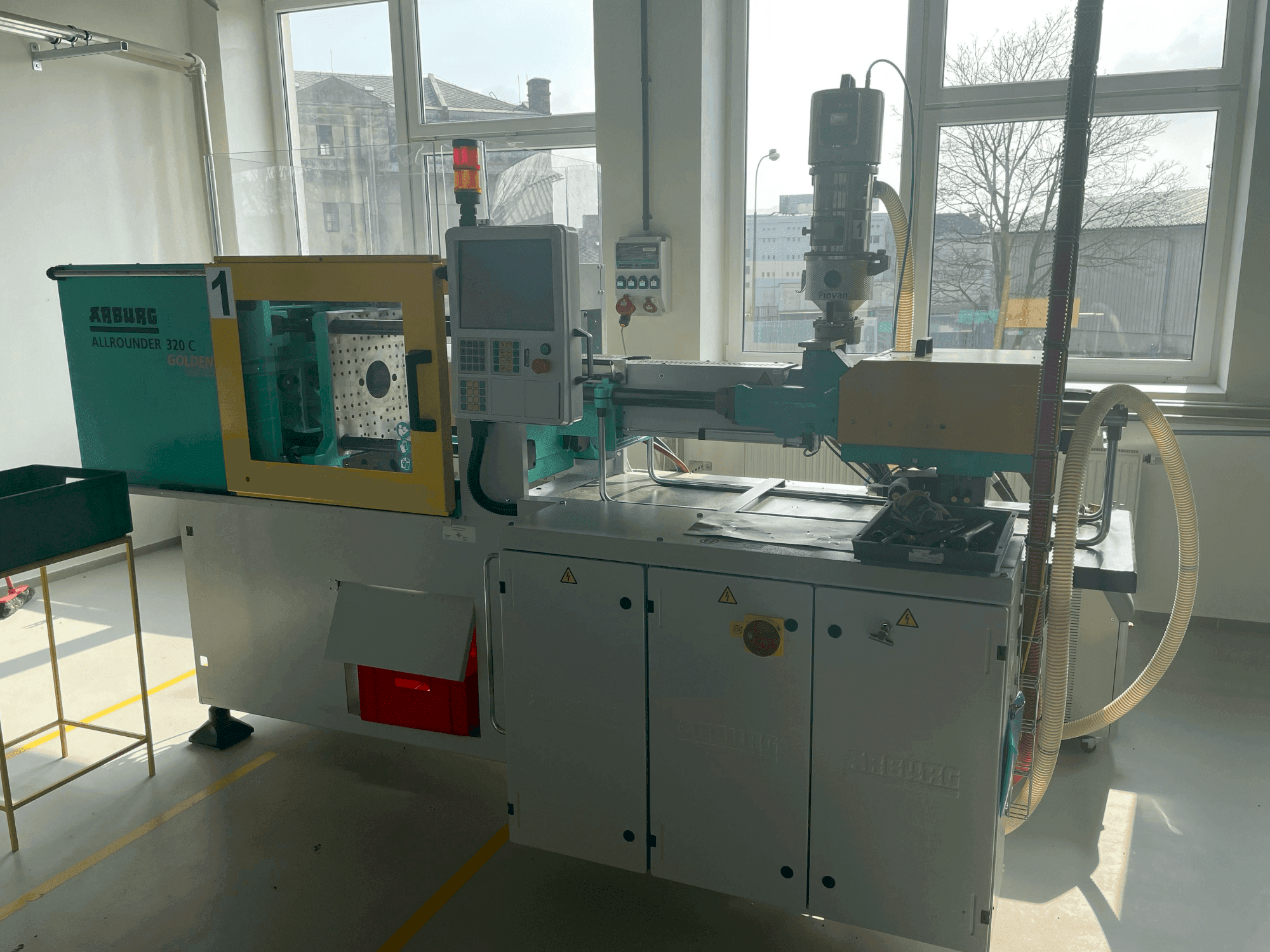 Vue de face de la machine Arburg Allrounder 320C 500-170