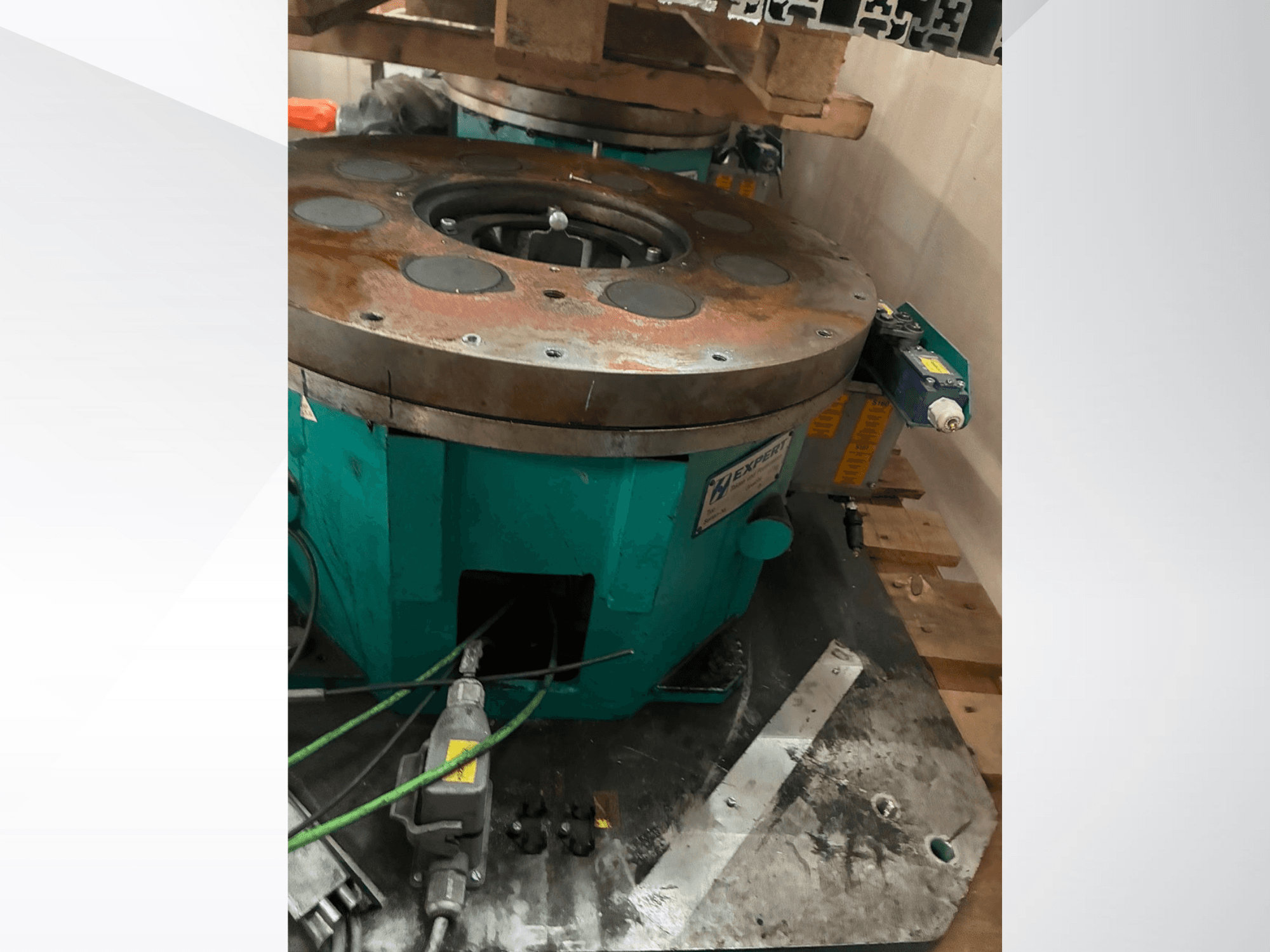 Équipement d'automatisation EXPERT EDX810/0250/8 vu de profil, comportant un socle métallique, des mécanismes de commande et présentant des traces d'usure en surface.