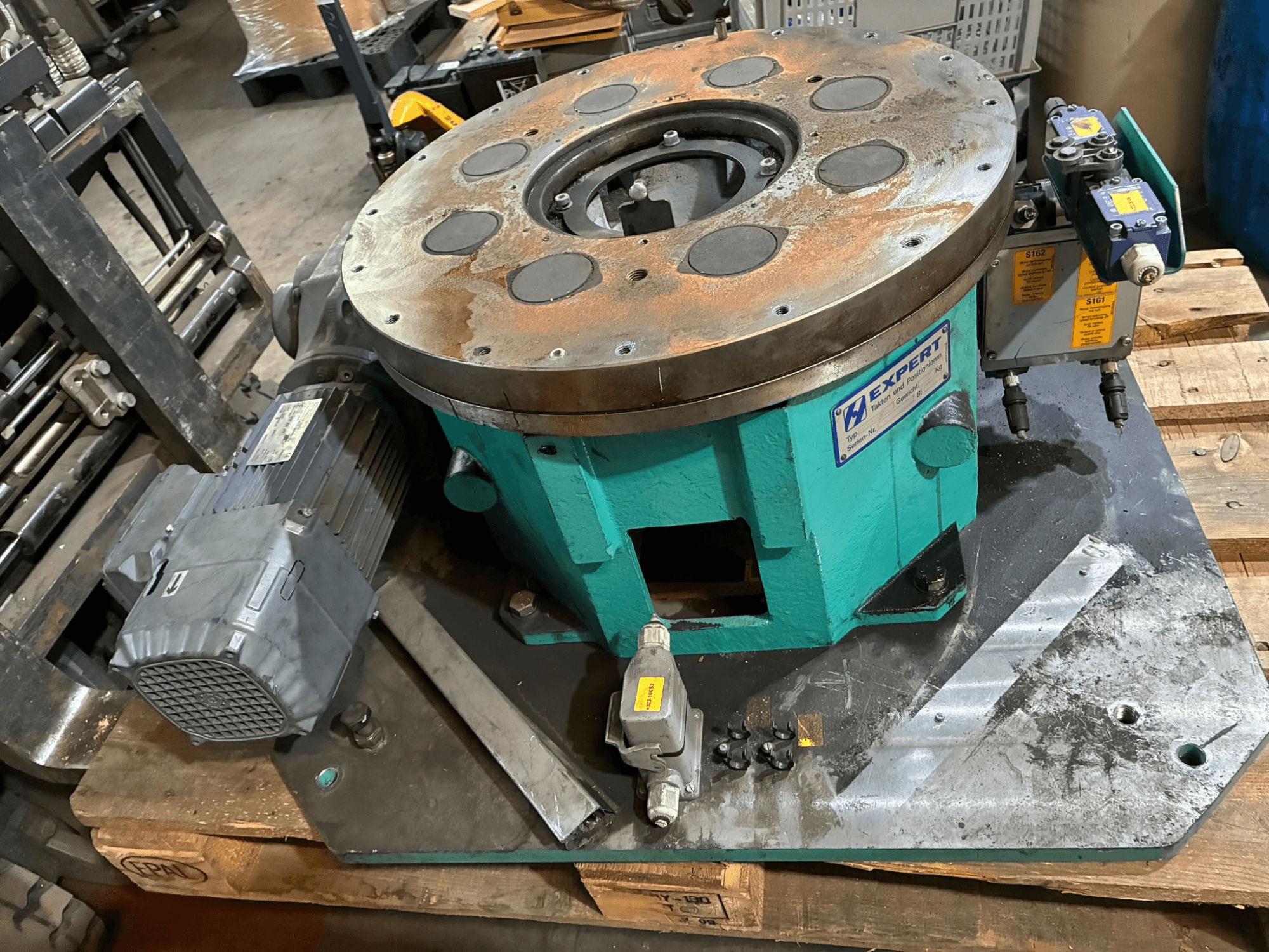 Équipement d'automatisation Expert EDX810/0250/8, vue de face, comprenant un moteur, un panneau de commande et un plateau circulaire muni de plusieurs trous.