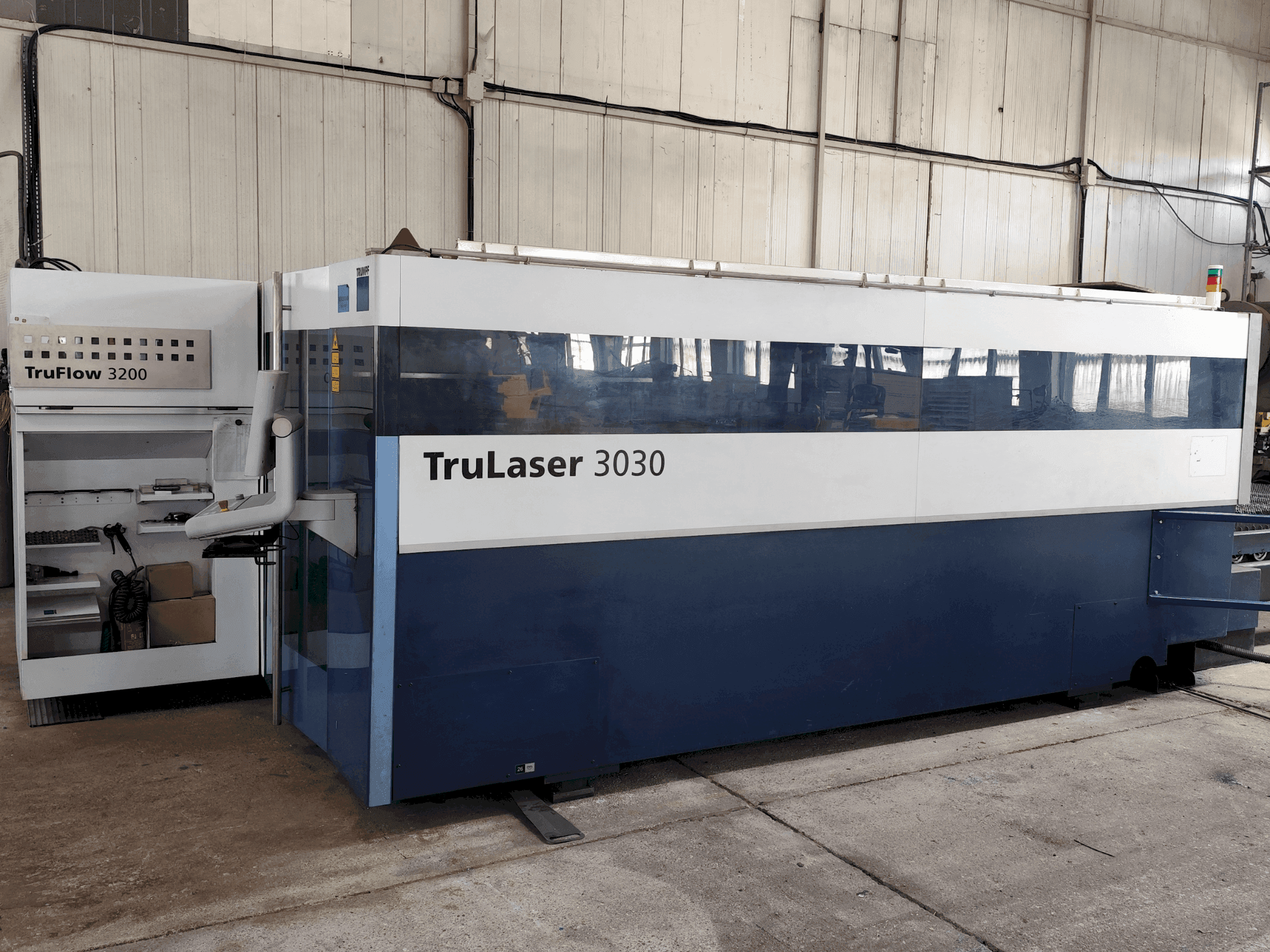 Vue de face de la machine TRUMPF TruLaser 3030 (L20)