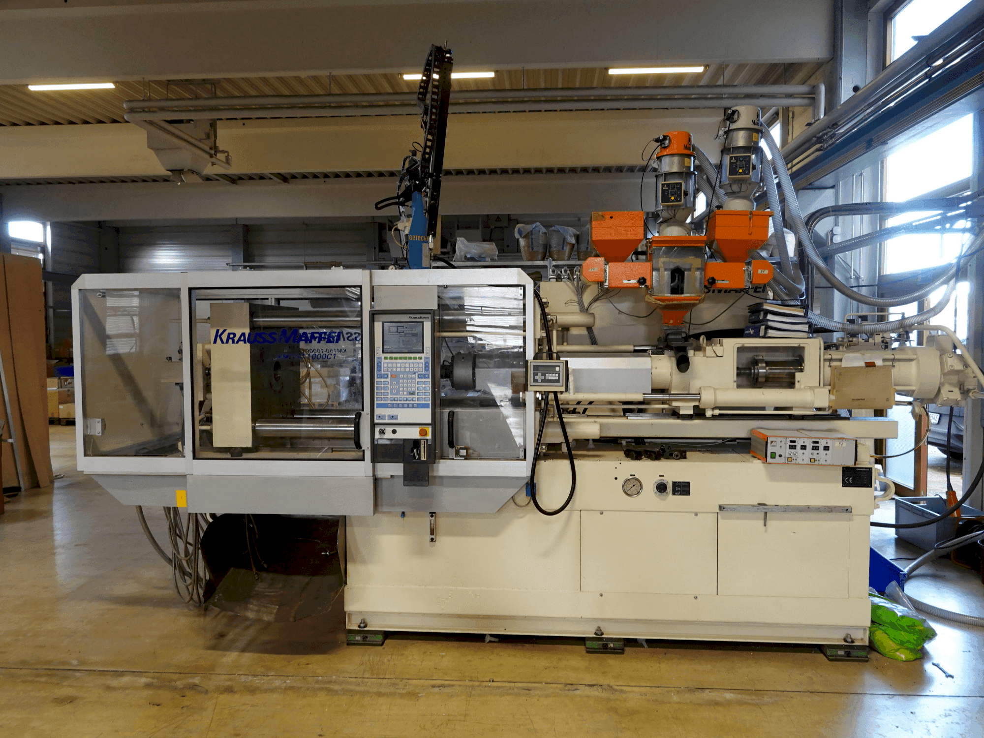 Vue de face de la machine Krauss Maffei KM 150-1000 C1