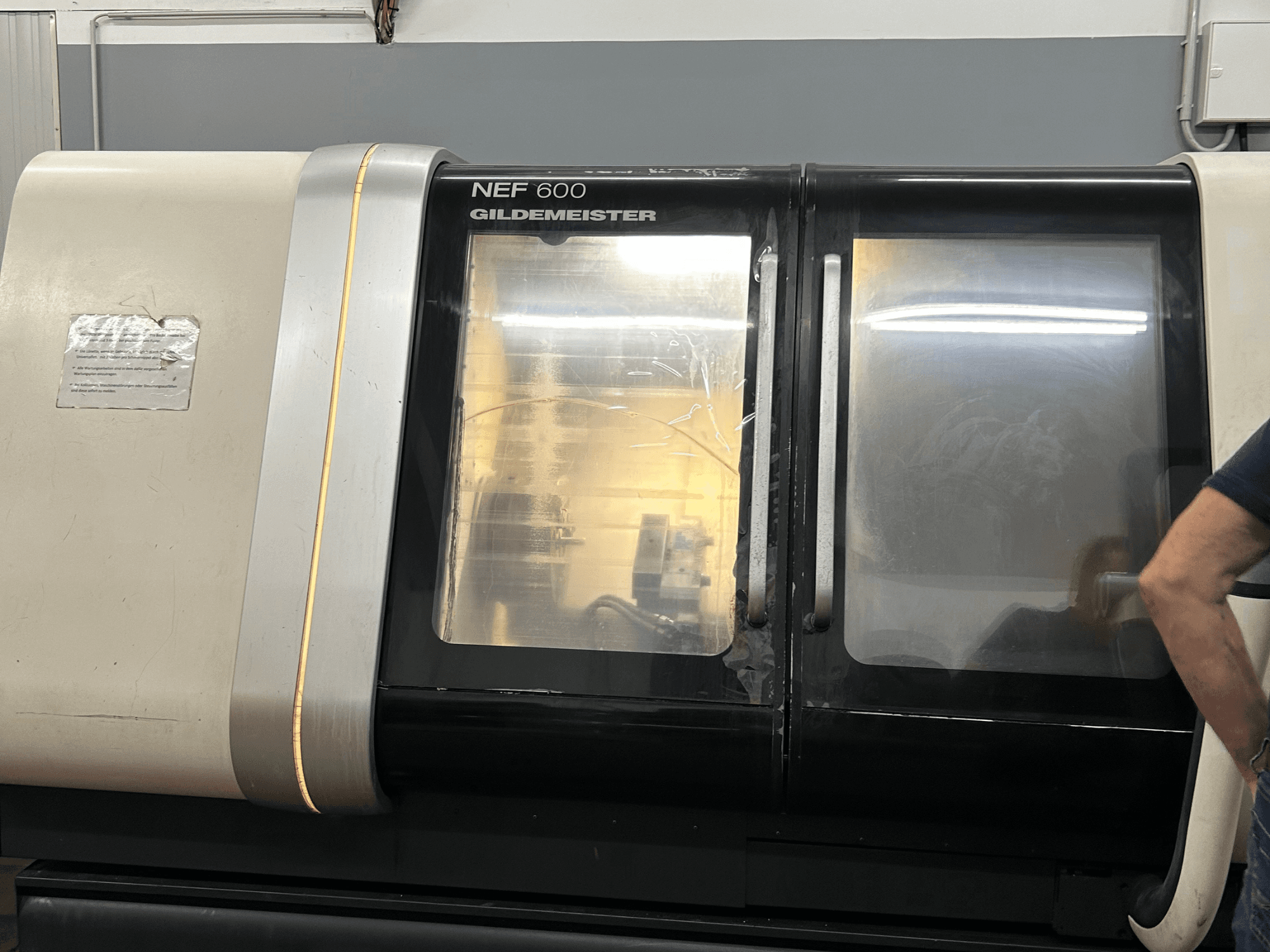 Tour horizontal DMG NEF 600, vue de face, avec finition brillante et grandes fenêtres de visualisation.